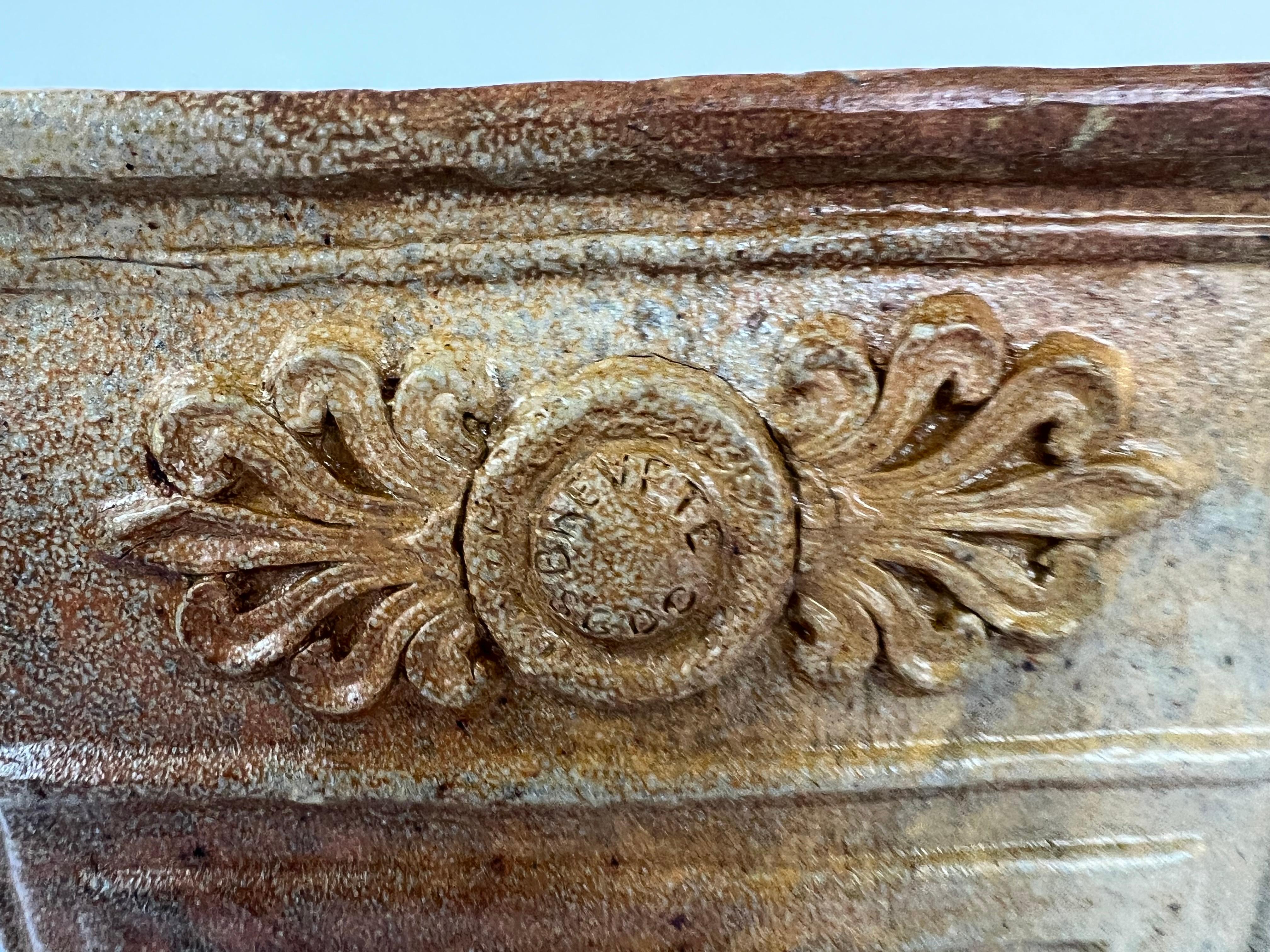 Terrakotta-Wasserbrunnen aus dem 19. Jahrhundert mit Blumen- und Medici-Pokal-Dekor im Zustand „Gut“ im Angebot in LA FERTÉ-SOUS-JOUARRE, FR