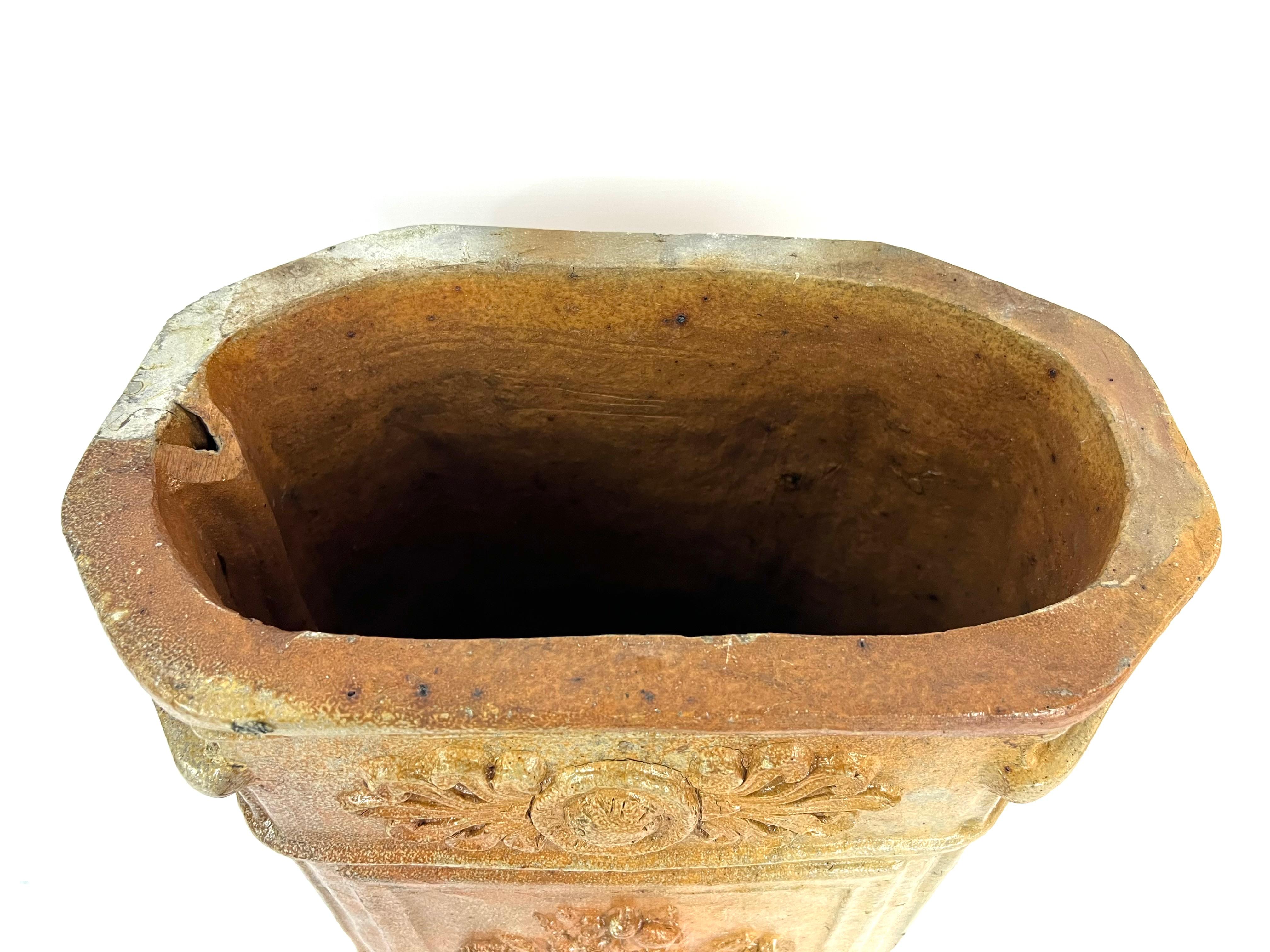 Terrakotta-Wasserbrunnen aus dem 19. Jahrhundert mit Blumen- und Medici-Pokal-Dekor im Angebot 1