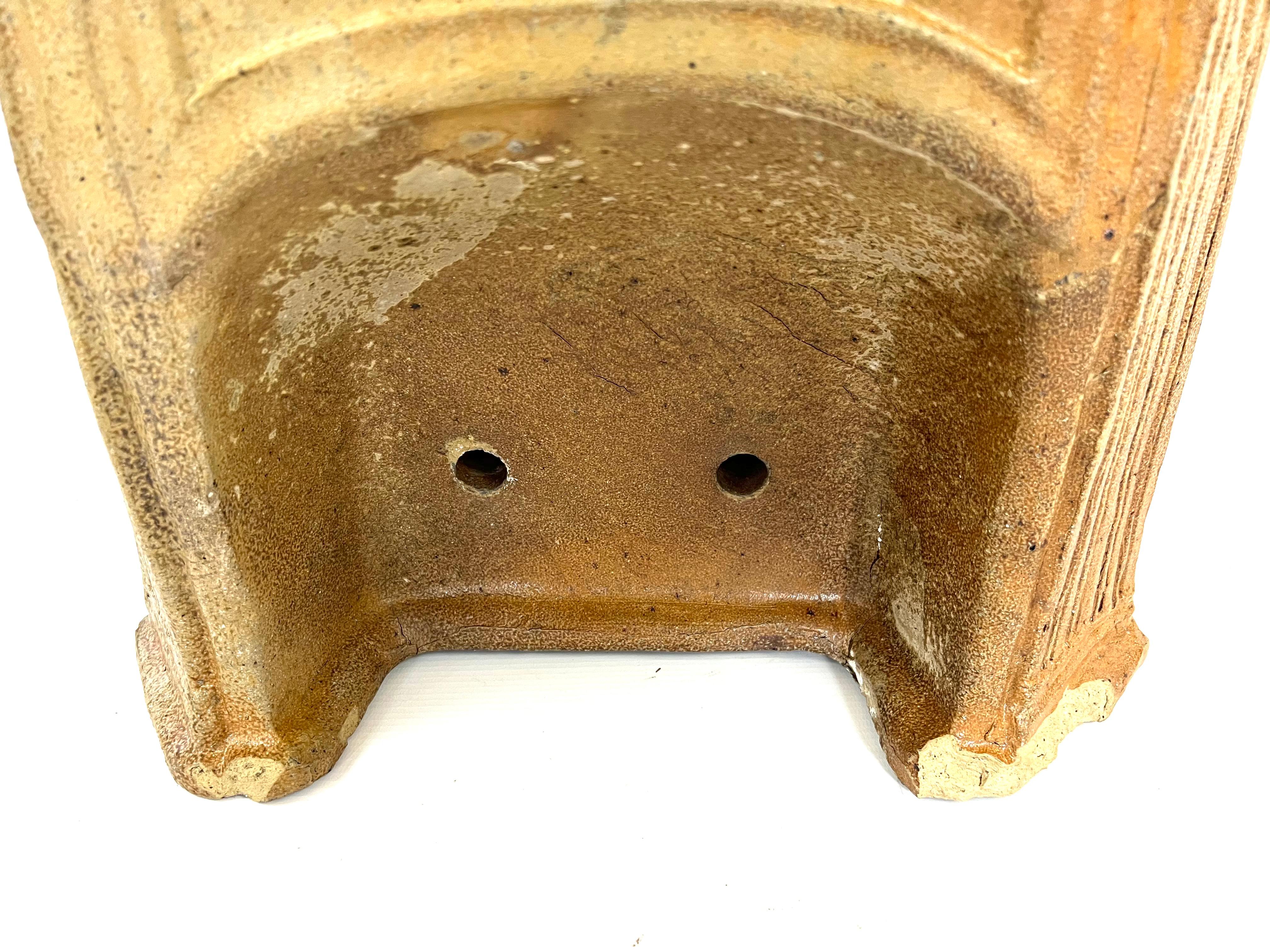 Terrakotta-Wasserbrunnen aus dem 19. Jahrhundert mit Blumen- und Medici-Pokal-Dekor im Angebot 2
