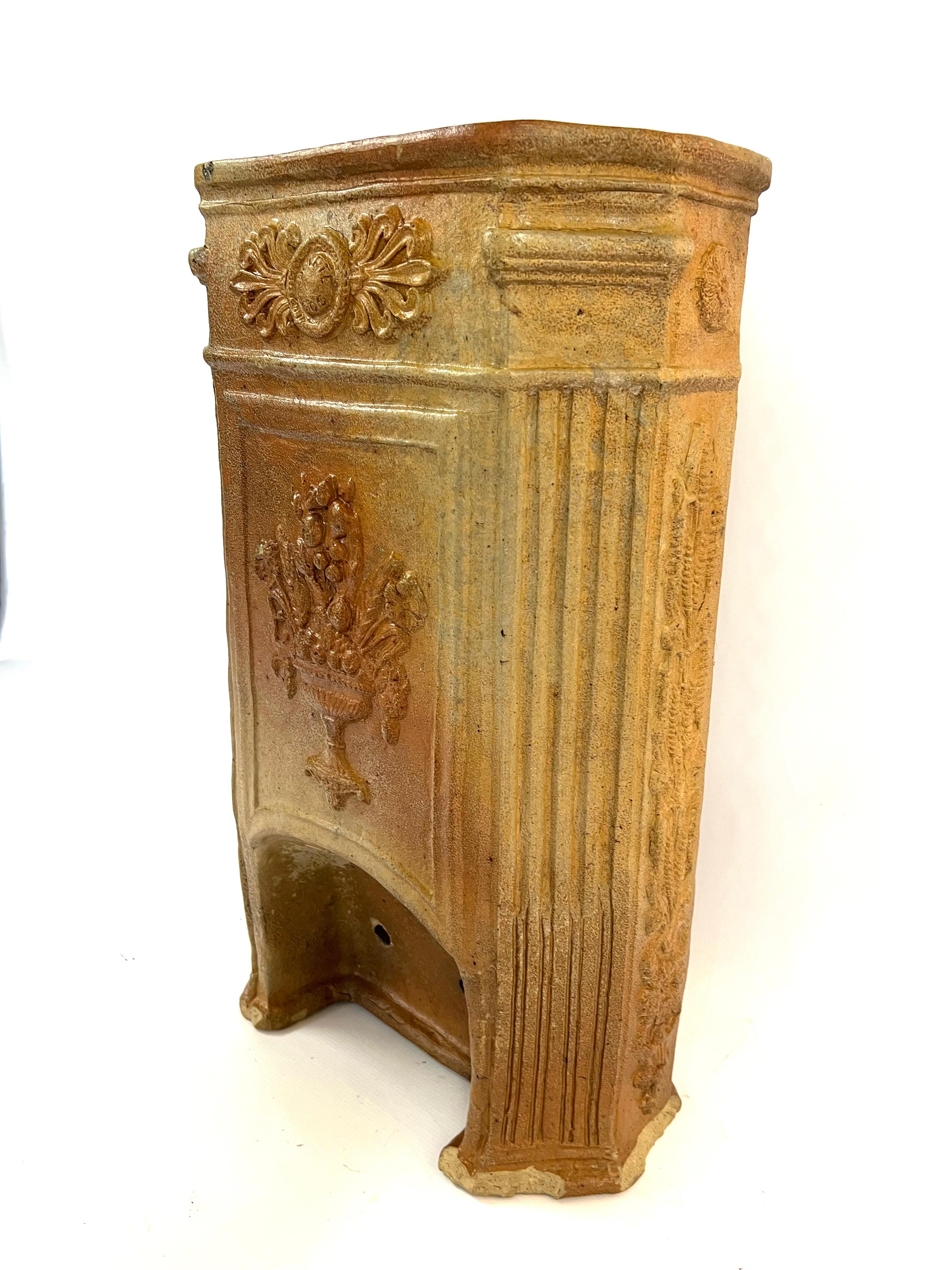 Terrakotta-Wasserbrunnen aus dem 19. Jahrhundert mit Blumen- und Medici-Pokal-Dekor im Angebot 3