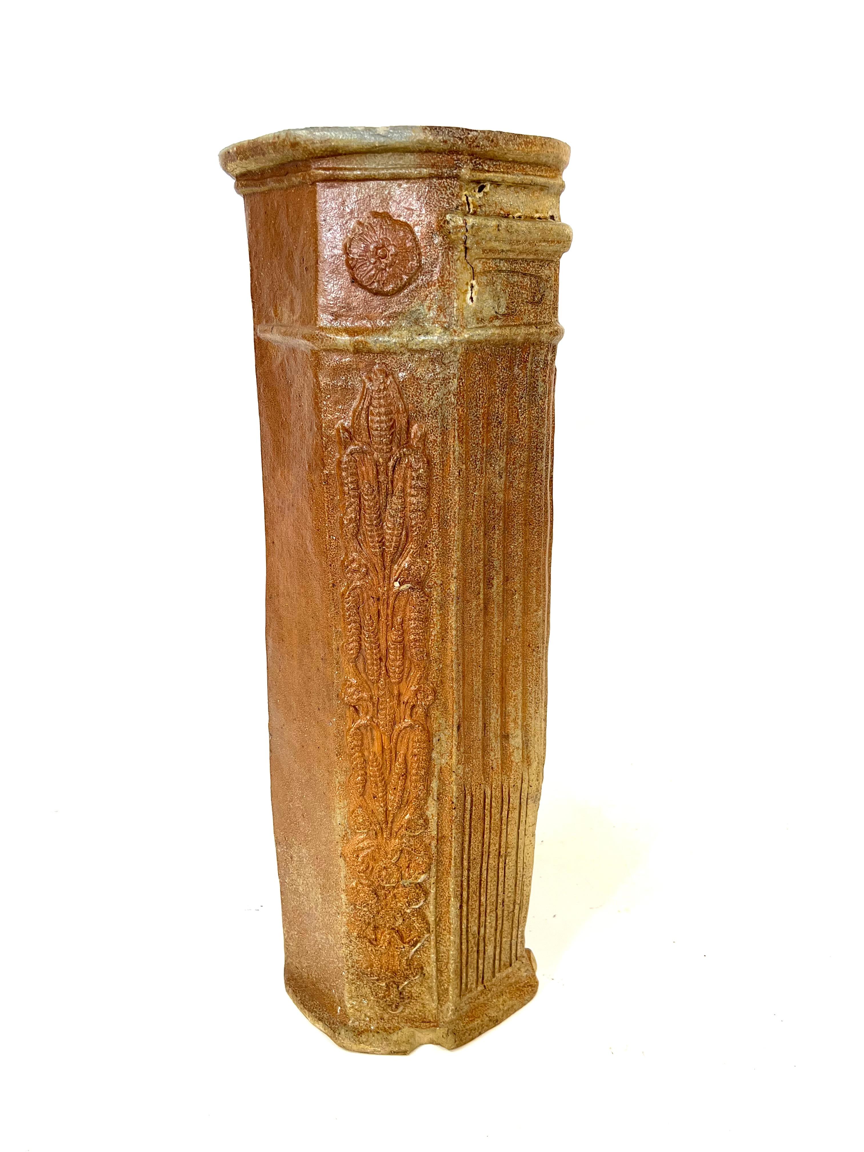 Terrakotta-Wasserbrunnen aus dem 19. Jahrhundert mit Blumen- und Medici-Pokal-Dekor im Angebot 5