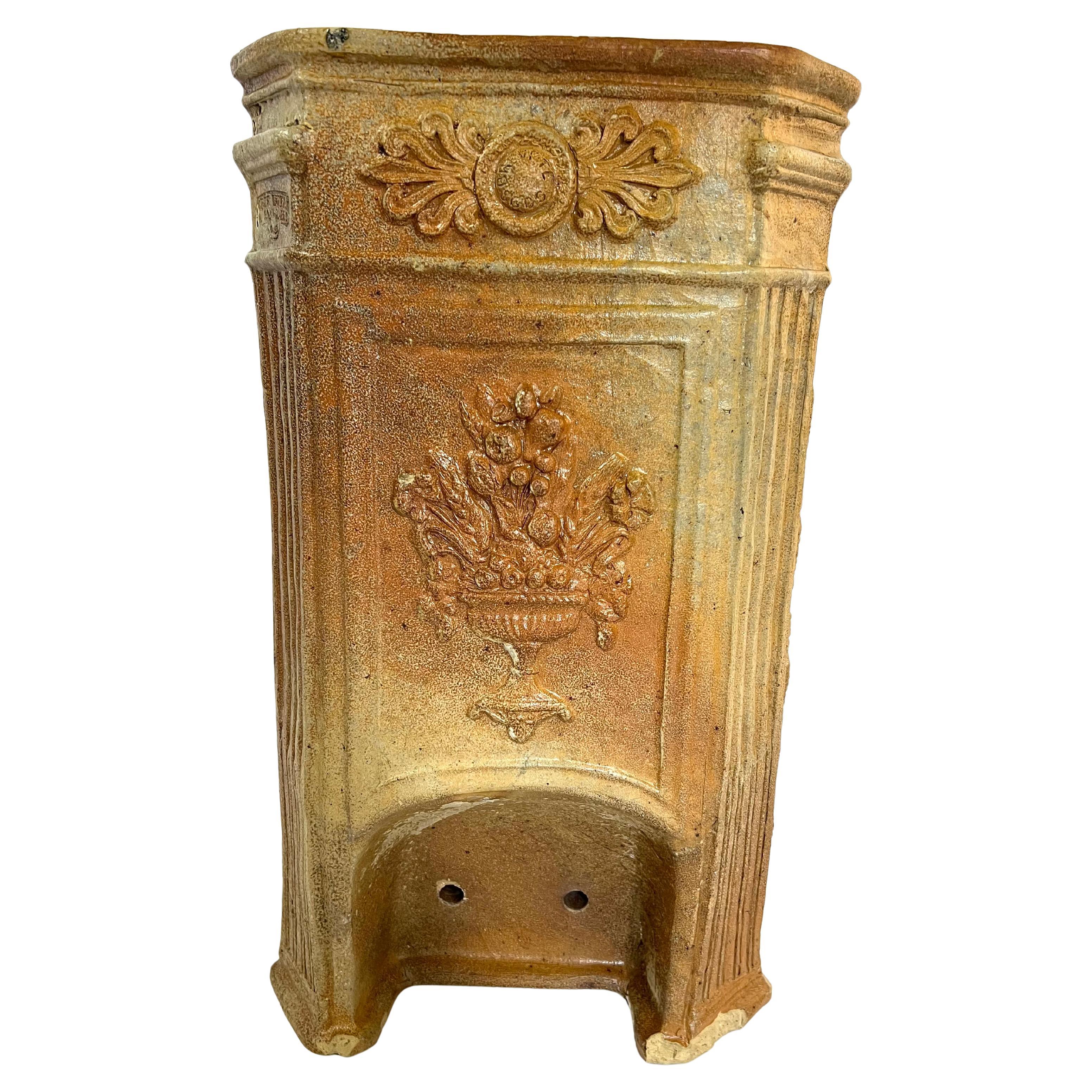 Terrakotta-Wasserbrunnen aus dem 19. Jahrhundert mit Blumen- und Medici-Pokal-Dekor im Angebot