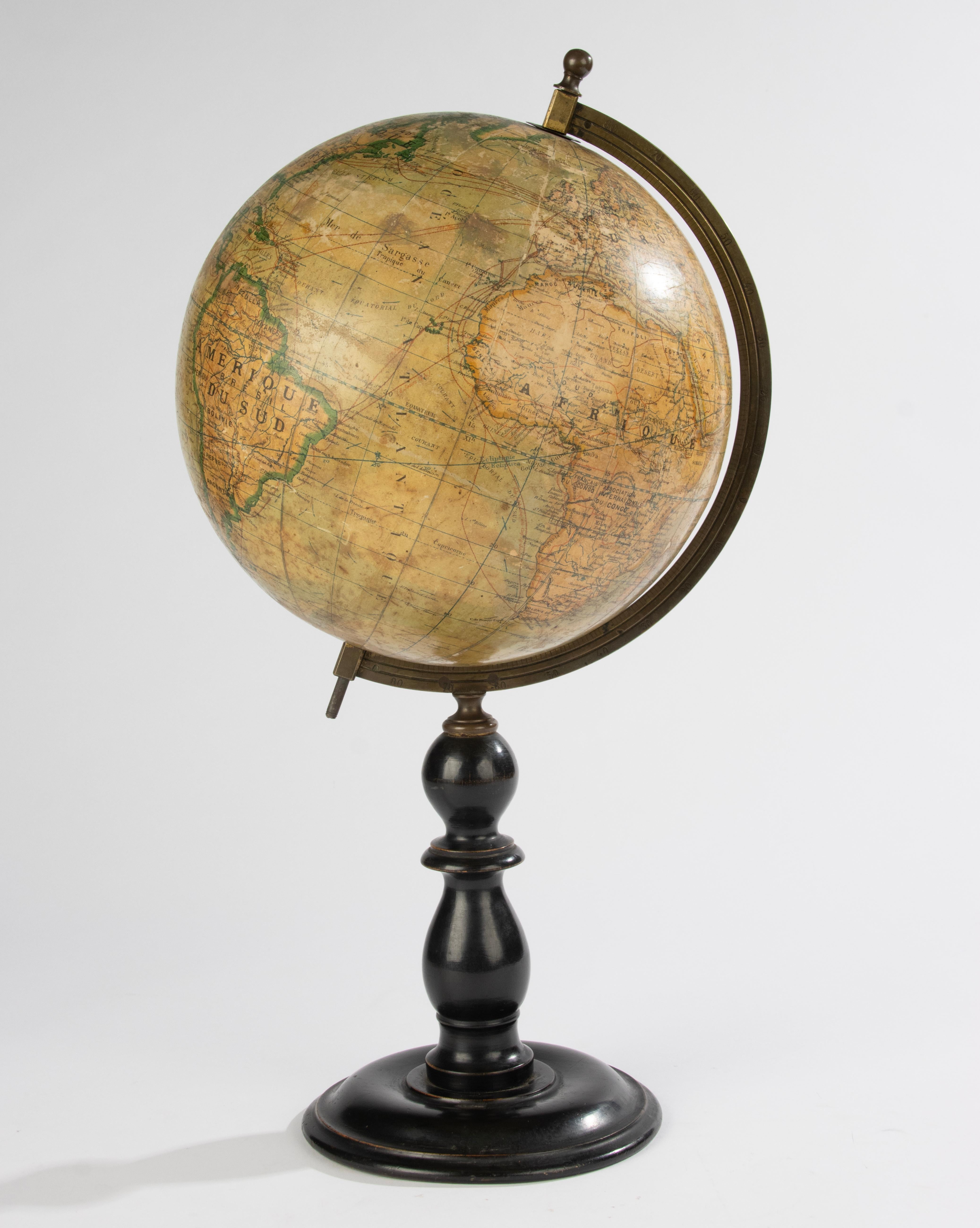 Ein schöner antiker Globus, der von dem französischen Hersteller Ikelmer Paris herausgegeben wurde.
Der Globus wurde um 1880-1890 hergestellt.
Der Globus ist aus Papier, der Sockel ist aus schwarz lackiertem Holz gefertigt.
Der Globus ist mit einem