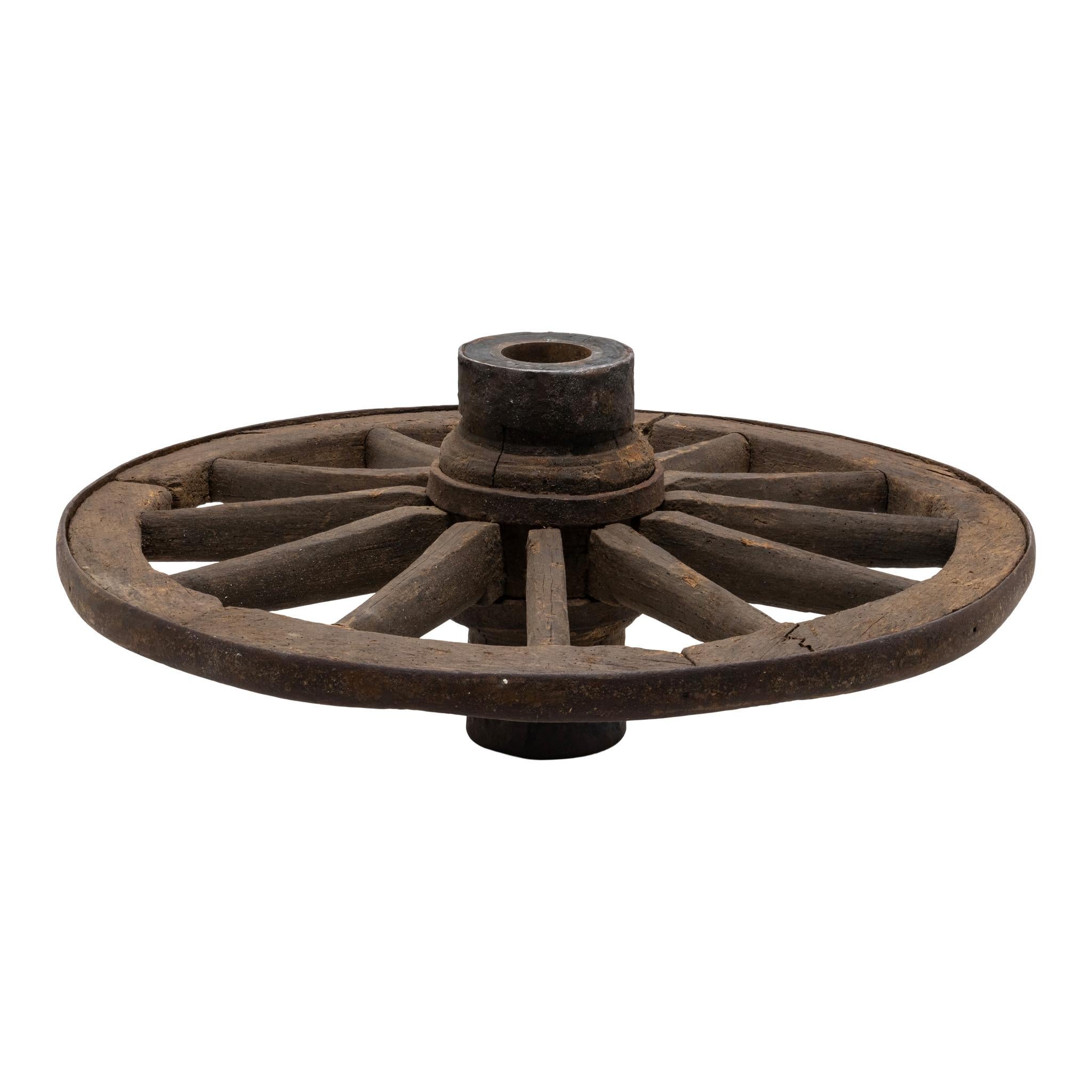 Rueda de carreta tejana del siglo XIX. Construcción de madera con bujes y llantas de metal. En buen estado general, algunos signos esperables de la edad y el uso. Gran pátina, el aspecto perfecto para una casa o cabaña del Suroeste. 30 