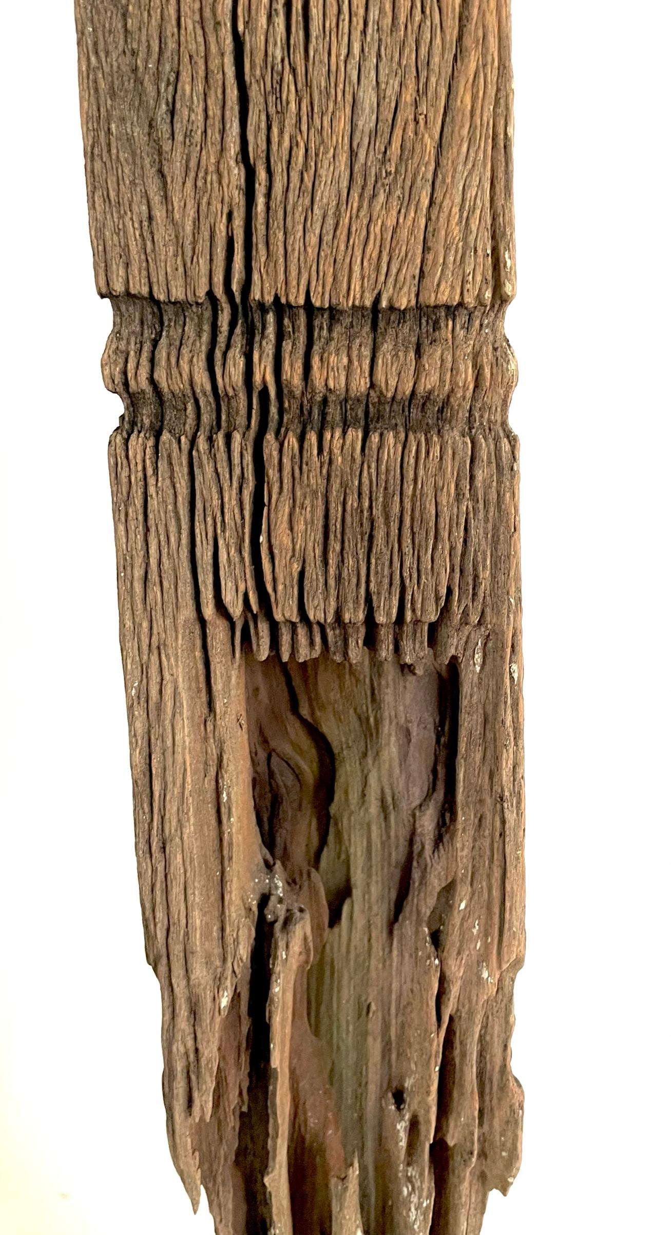 Eine seltene thailändische Holzschnitzerei aus dem 19. Jahrhundert, die aus dem Kernholz des Teakbaums hergestellt wurde. Diese Stupa stammt aus der Isan-Region in Thailand (Nordthailand, Westlaos). Diese fein gearbeitete Stupa (ein kleines Modell