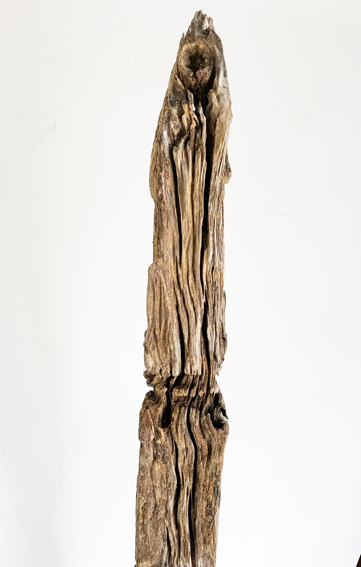 Eine seltene thailändische Holzschnitzerei aus dem 19. Jahrhundert, die aus dem Kernholz des Teakbaums hergestellt wurde. Diese Stupa stammt aus der Isan-Region in Thailand (Nordthailand, Westlaos). Diese fein gearbeitete Stupa (ein kleines Modell