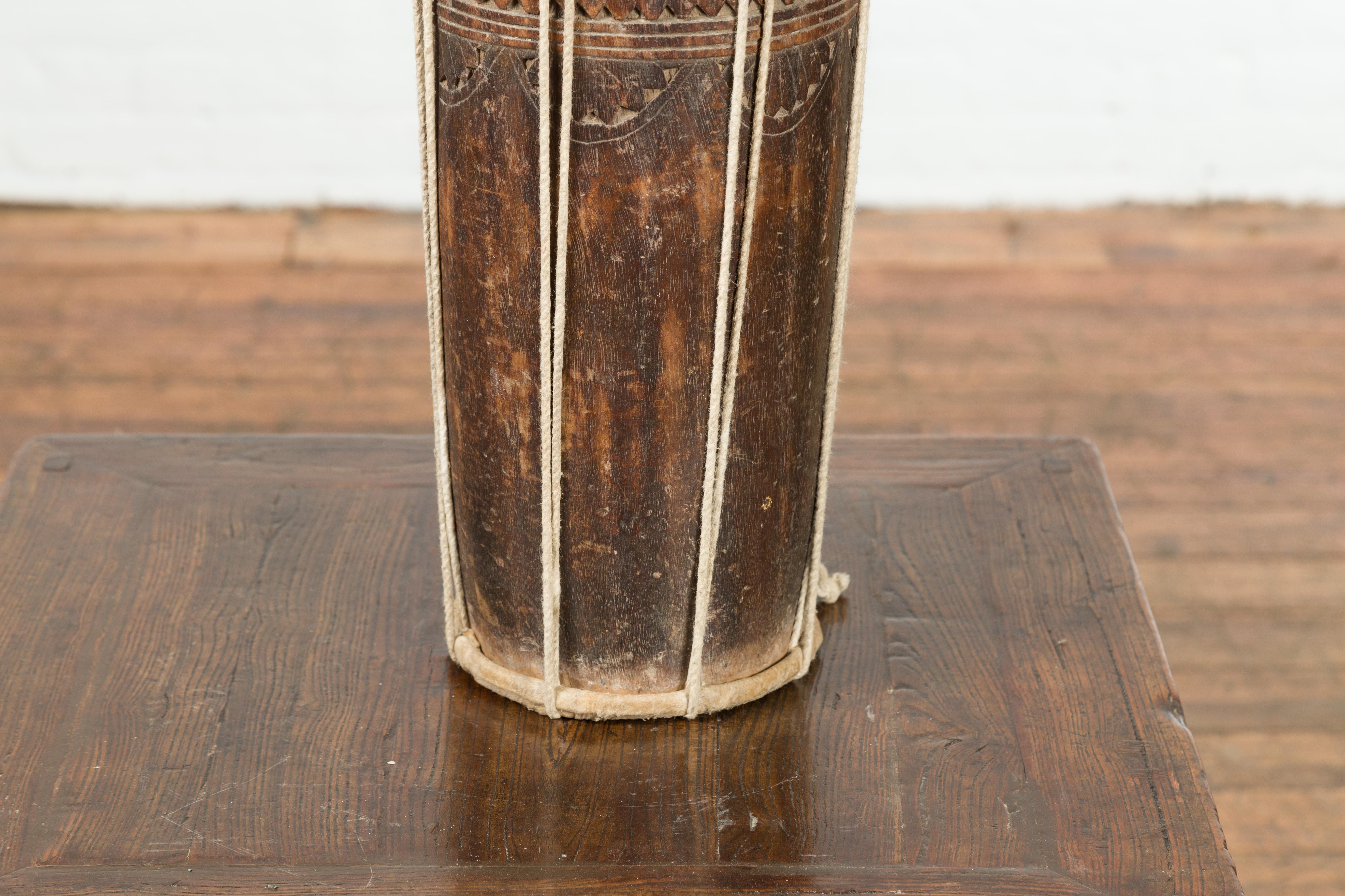 Tambour de cérémonie thaïlandais du 19ème siècle avec cordes et tête de tambour en cuir en vente 4