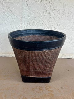 Cesta tailandesa del siglo XIX, tejida a mano con ratán y con acabado de laca negra con vetas