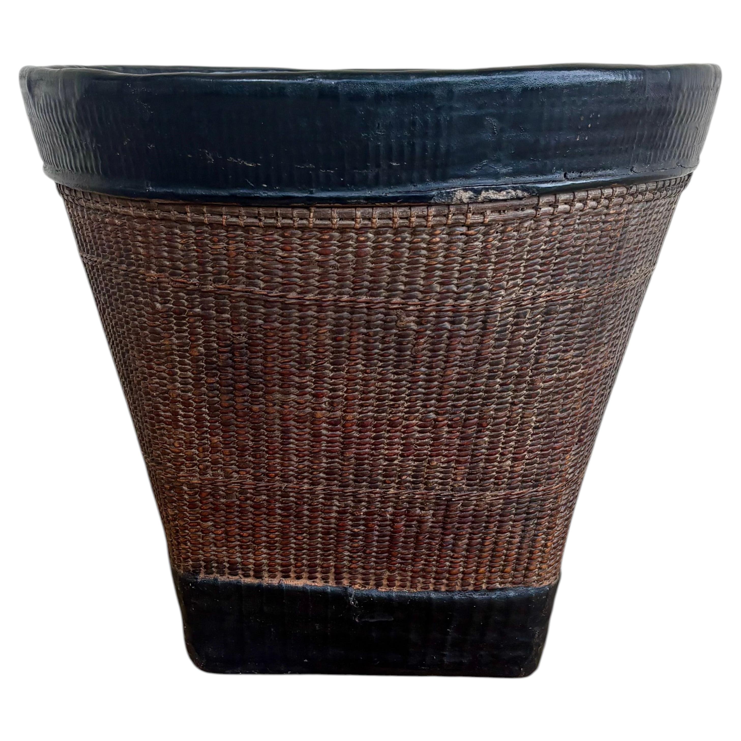 Panier thaïlandais du XIXe siècle en rotin tressé à la main, laqué noir et à motif de grains en vente