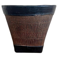 Panier thaïlandais du XIXe siècle en rotin tressé à la main, laqué noir et à motif de grains