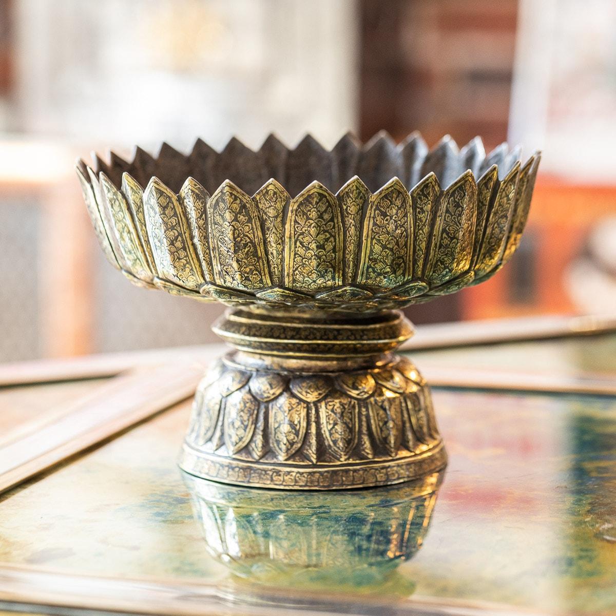 Antike, extrem seltene und schöne große Niello-Silberschüssel aus dem frühen 19. Jahrhundert, stilisierter blattförmiger Rand und gewölbter, ausladender Fuß, repoussiert mit dichtem floralem, vergoldetem Grund. Nielloware-Kunst und -Schmuck sind in