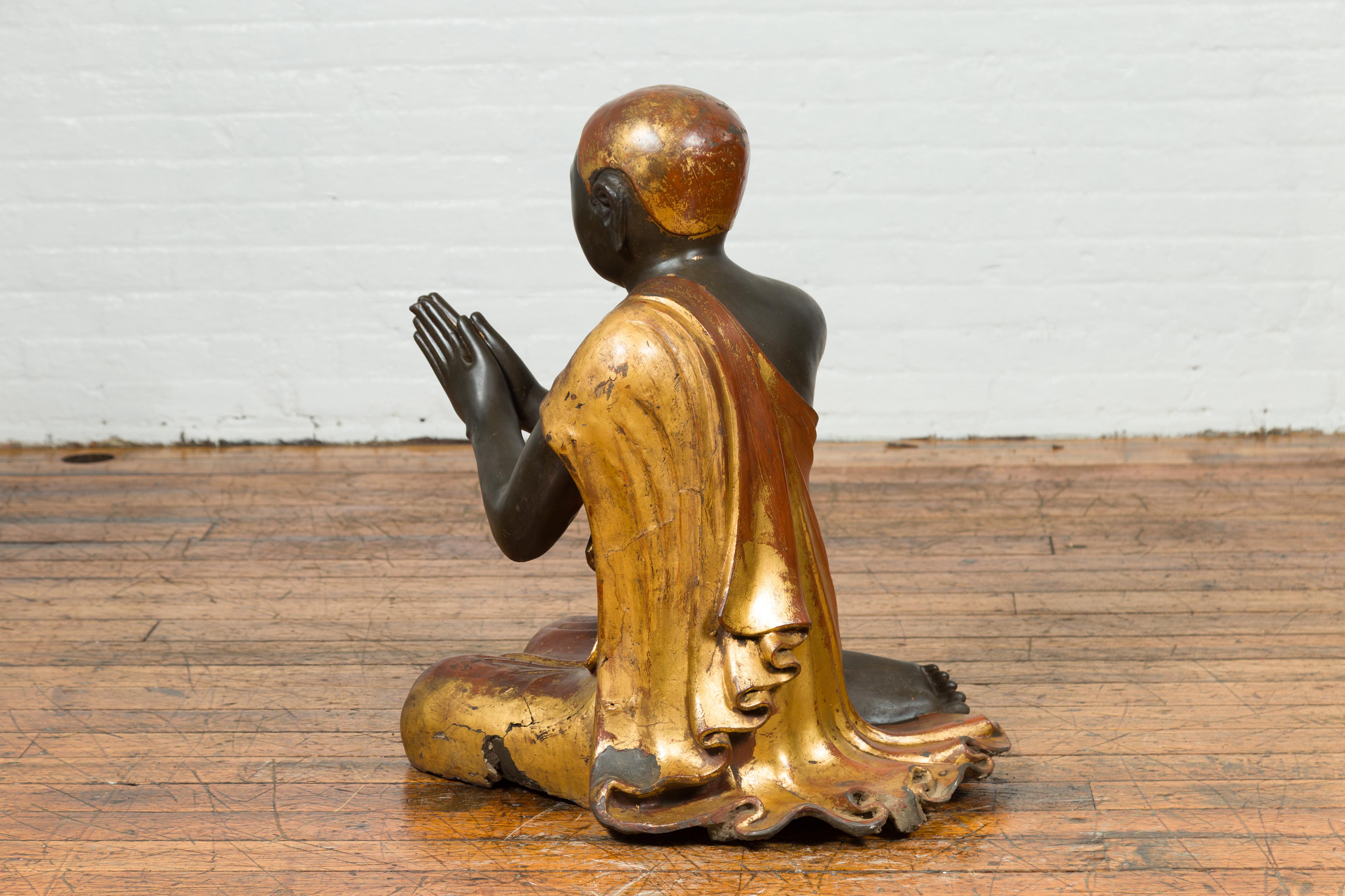 Sculpture de moine agenouillé de cérémonie du temple thaïlandais laqué noir et doré en vente 7