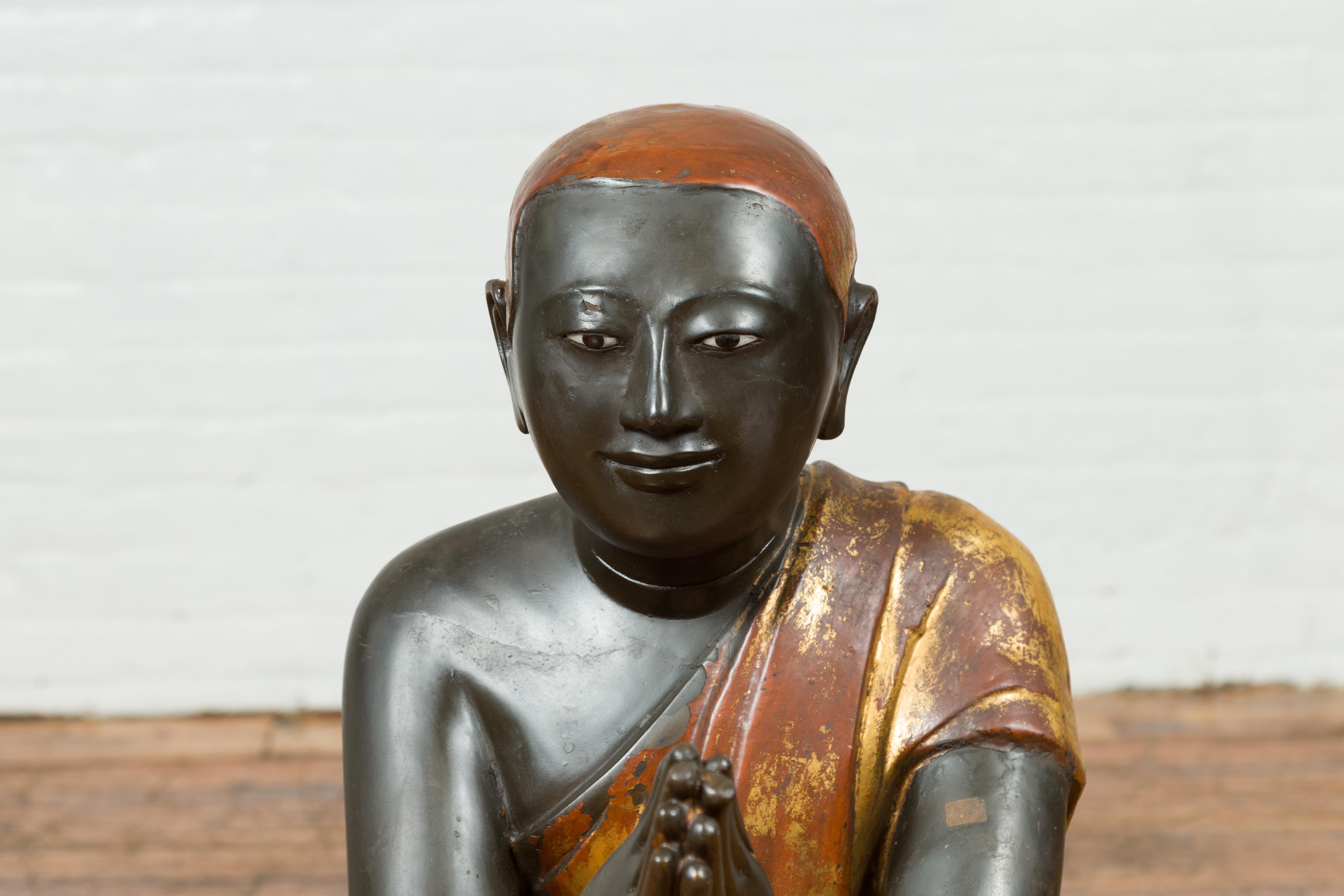 Sculpture de moine agenouillé de cérémonie du temple thaïlandais laqué noir et doré Bon état - En vente à Yonkers, NY