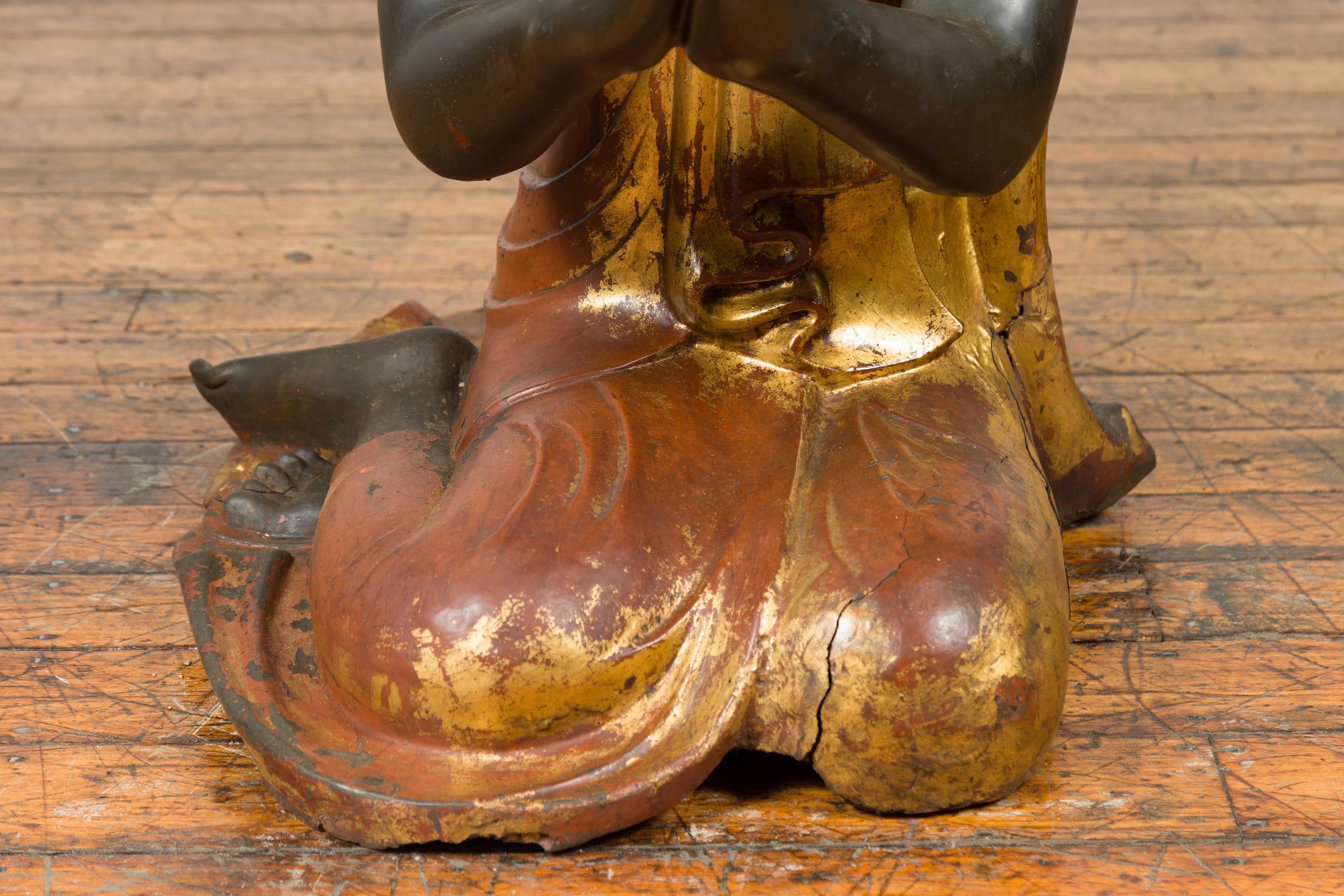 Début du 20ème siècle Sculpture de moine agenouillé de cérémonie du temple thaïlandais laqué noir et doré en vente