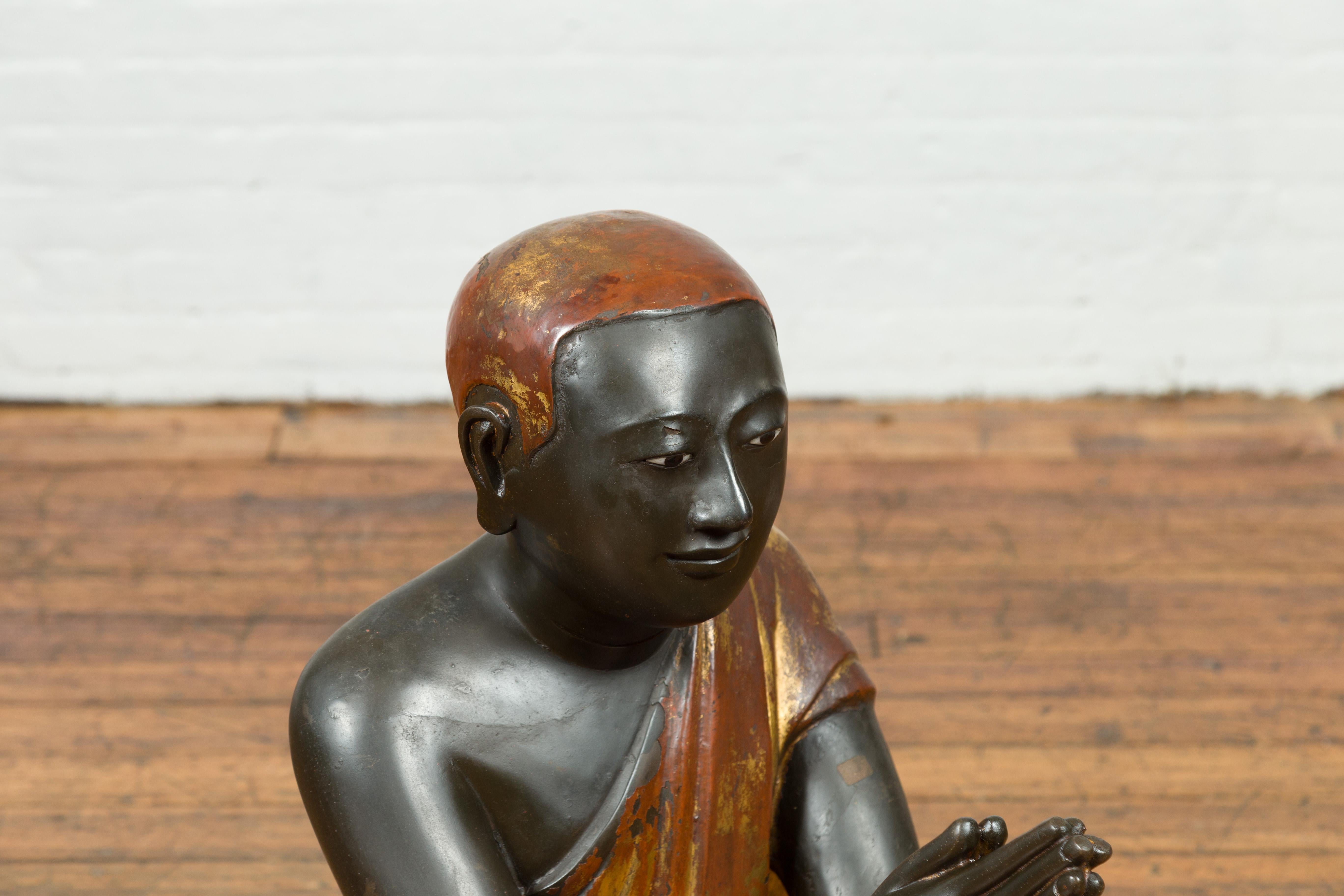 Sculpture de moine agenouillé de cérémonie du temple thaïlandais laqué noir et doré en vente 1