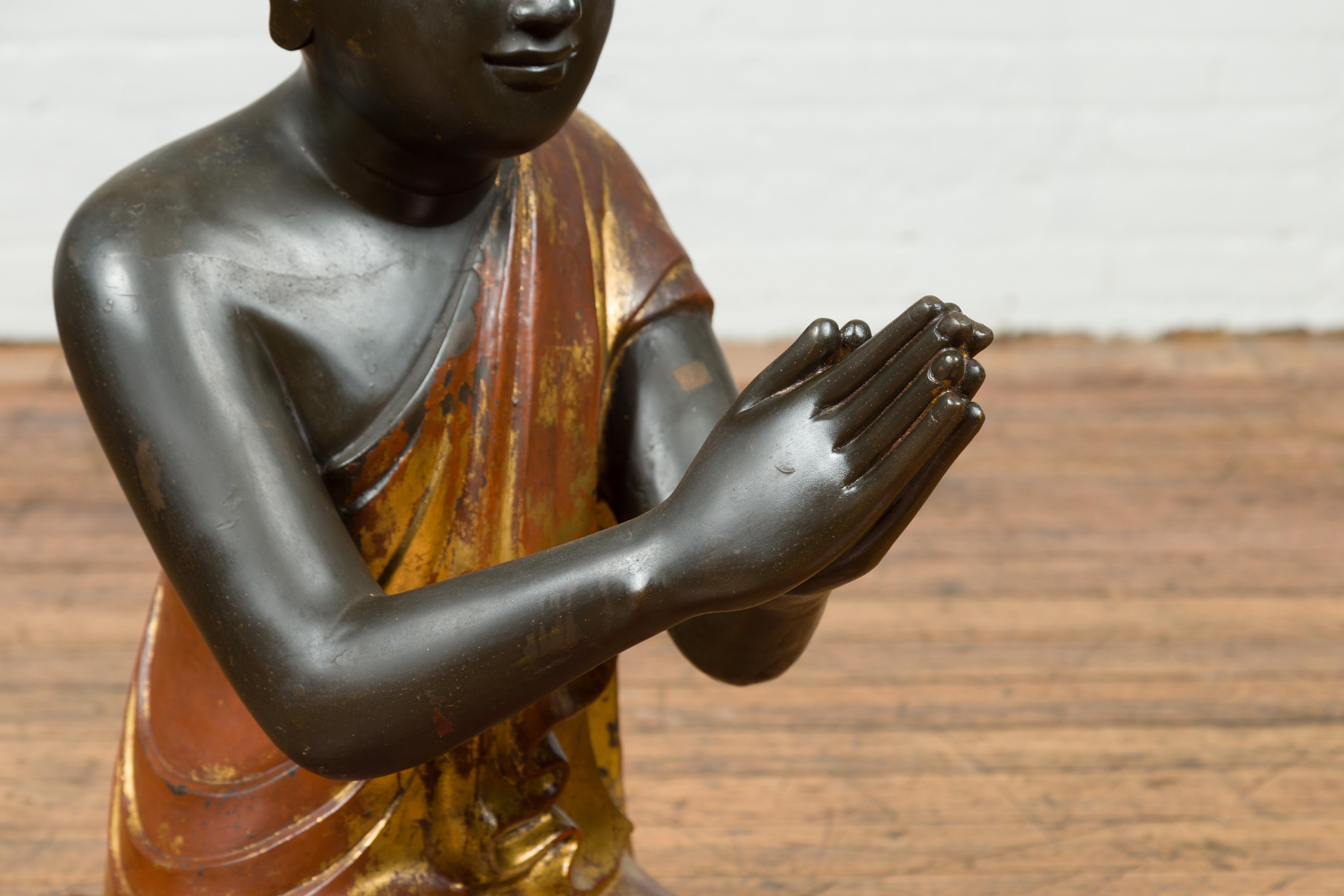 Sculpture de moine agenouillé de cérémonie du temple thaïlandais laqué noir et doré en vente 2