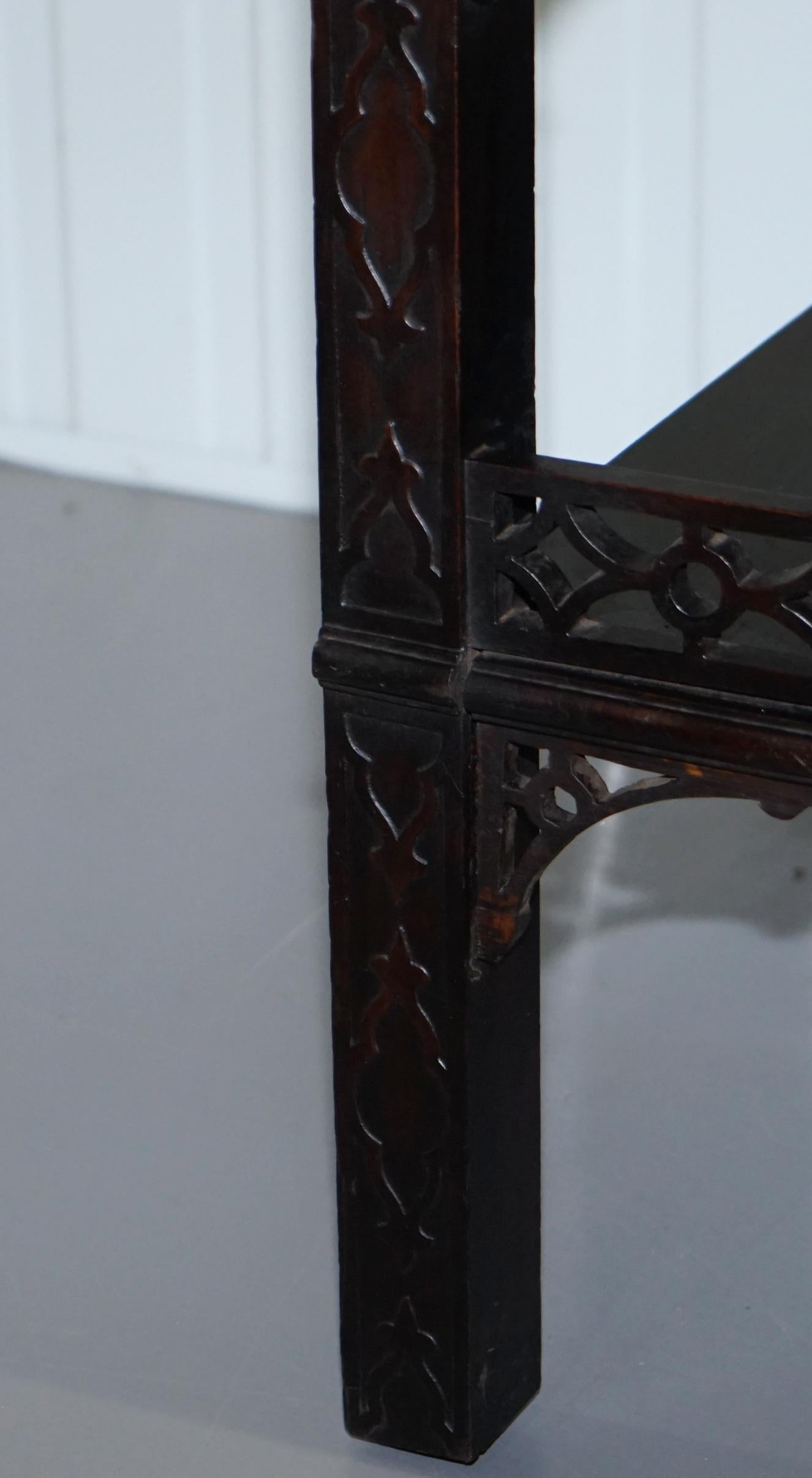 table d'appoint Thomas Chippendale du XIXe siècle:: sculptée et percée de frettes en vente 6