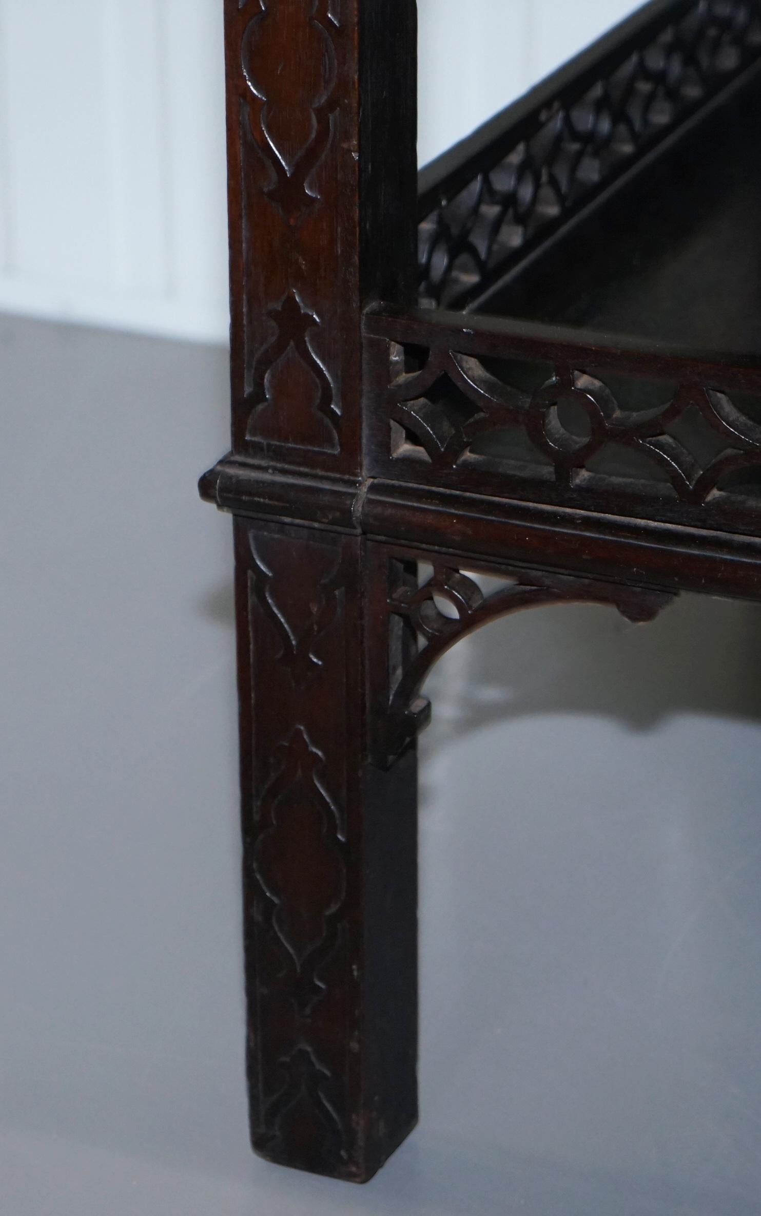 table d'appoint Thomas Chippendale du XIXe siècle:: sculptée et percée de frettes en vente 9