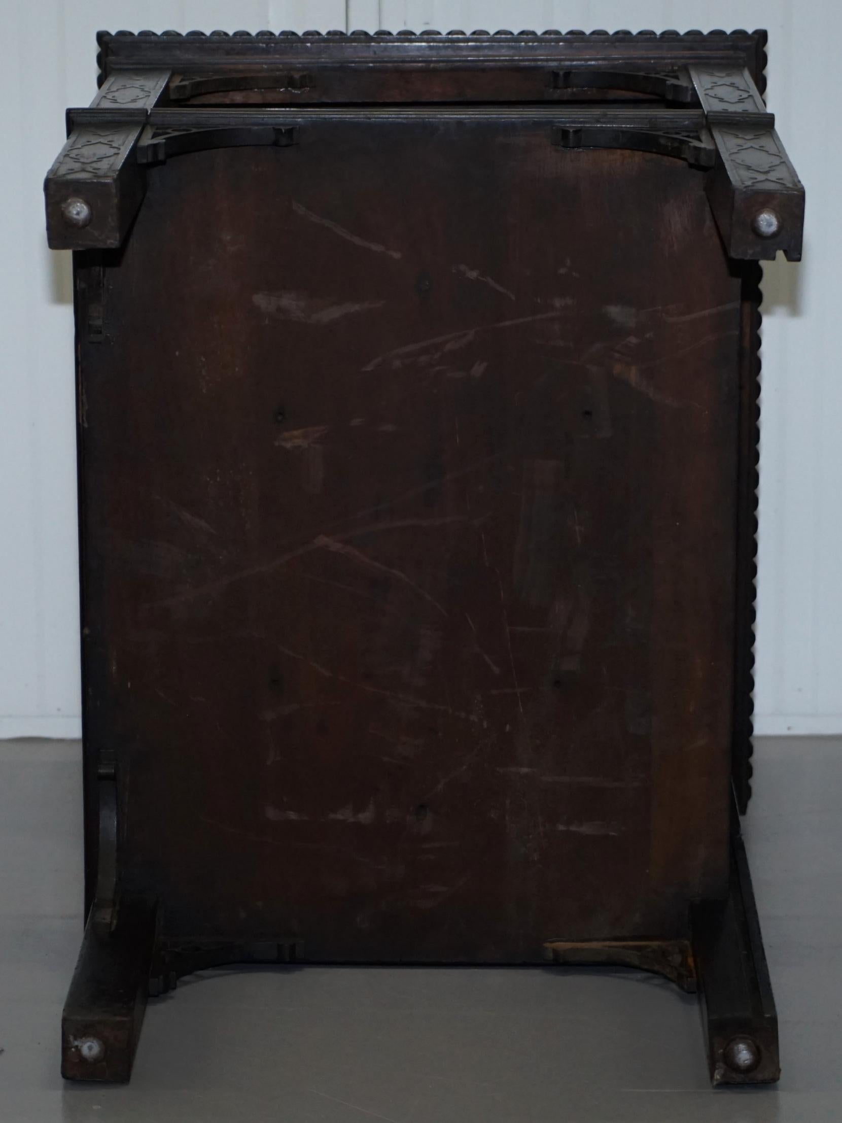 table d'appoint Thomas Chippendale du XIXe siècle:: sculptée et percée de frettes en vente 10