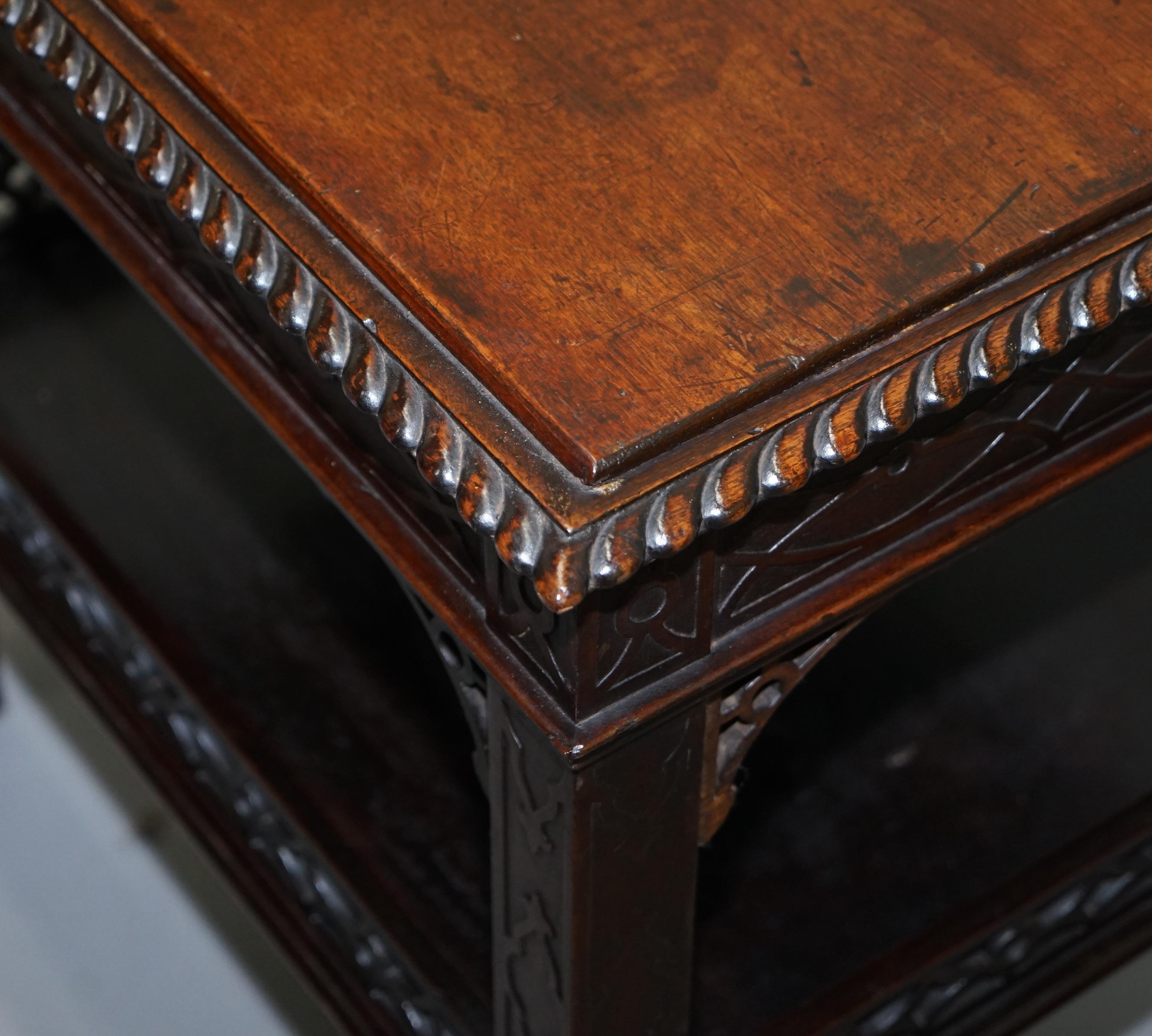 Bois de feuillus table d'appoint Thomas Chippendale du XIXe siècle:: sculptée et percée de frettes en vente