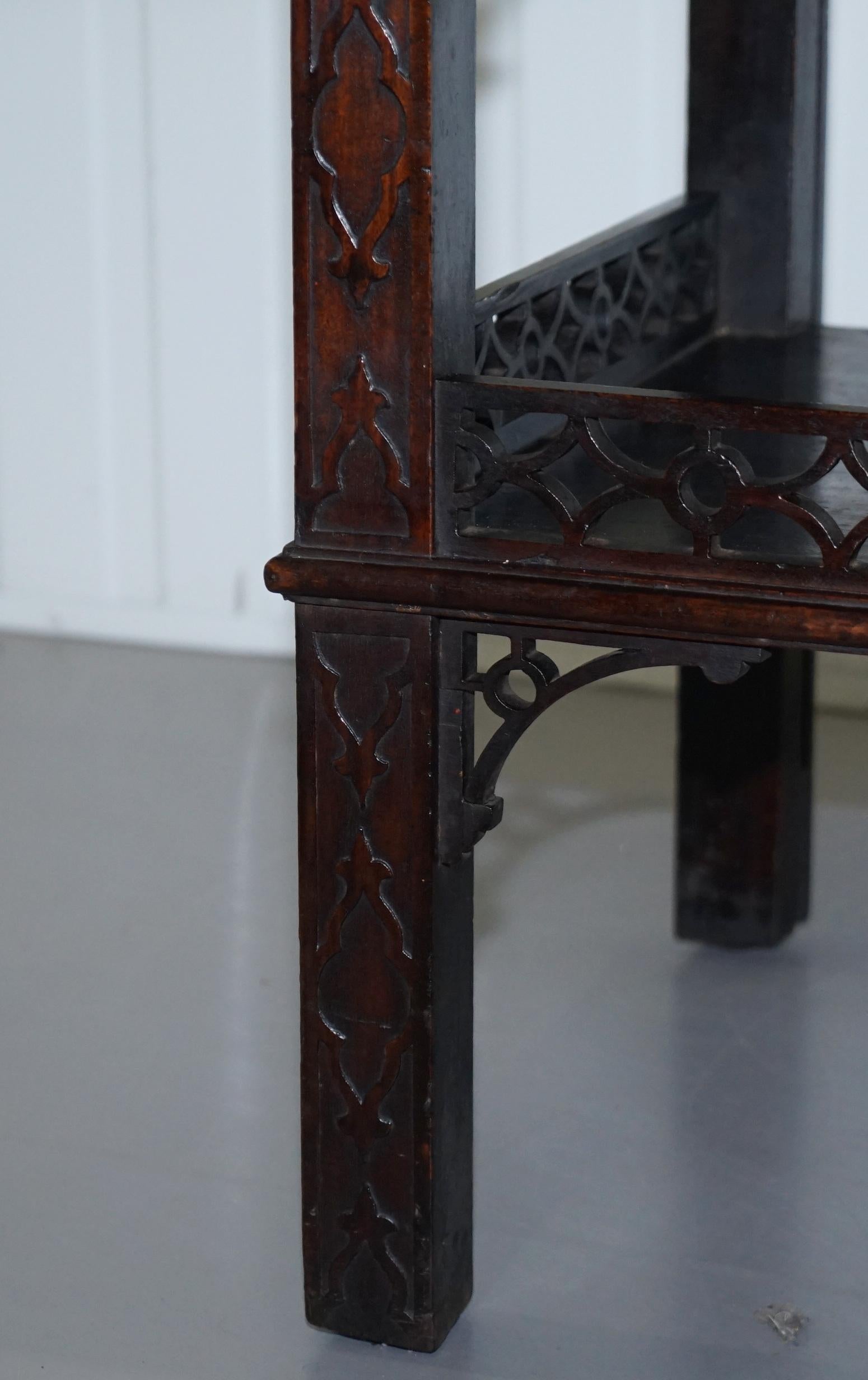 table d'appoint Thomas Chippendale du XIXe siècle:: sculptée et percée de frettes en vente 2