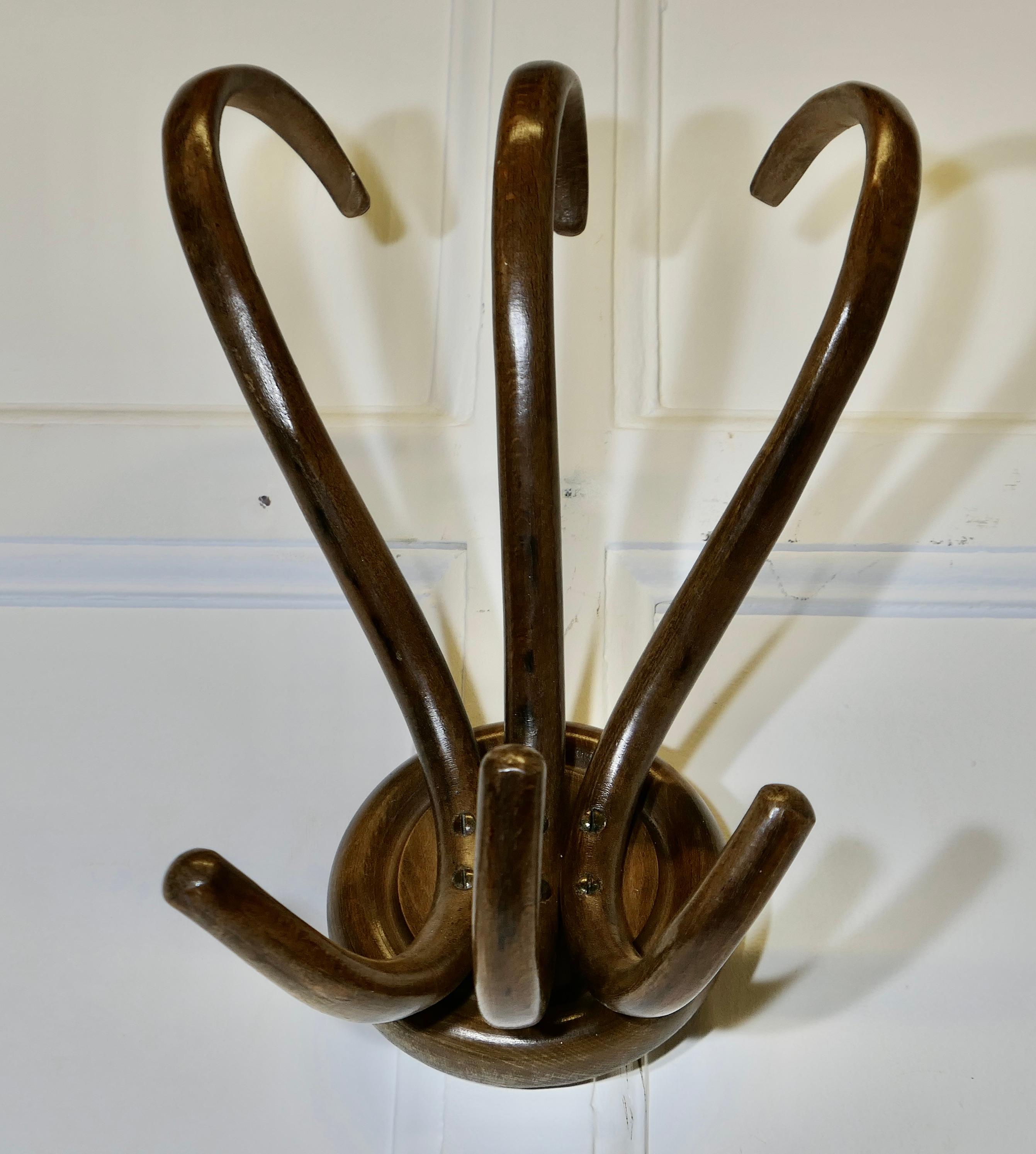 Porte-manteau mural en bois courbé Thonet du 19e siècle

Voici un rare grand porte-chapeau ou porte-manteau demi-rond, fabriqué par Thonet.

Le support se pose à plat contre un mur et comporte 3 grands crochets à chapeau et à manteau en bois courbé.