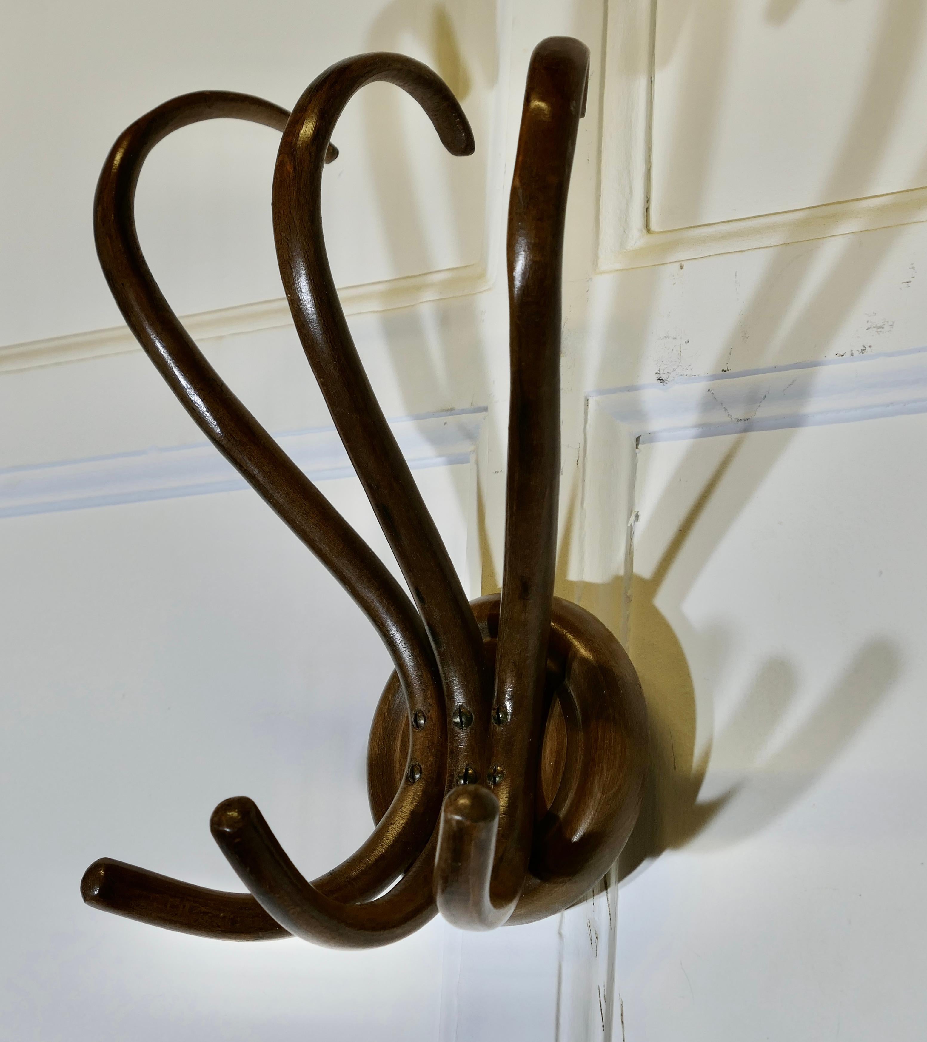 Arts and Crafts Porte-manteau mural en bois courbé Thonet du 19e siècle en vente