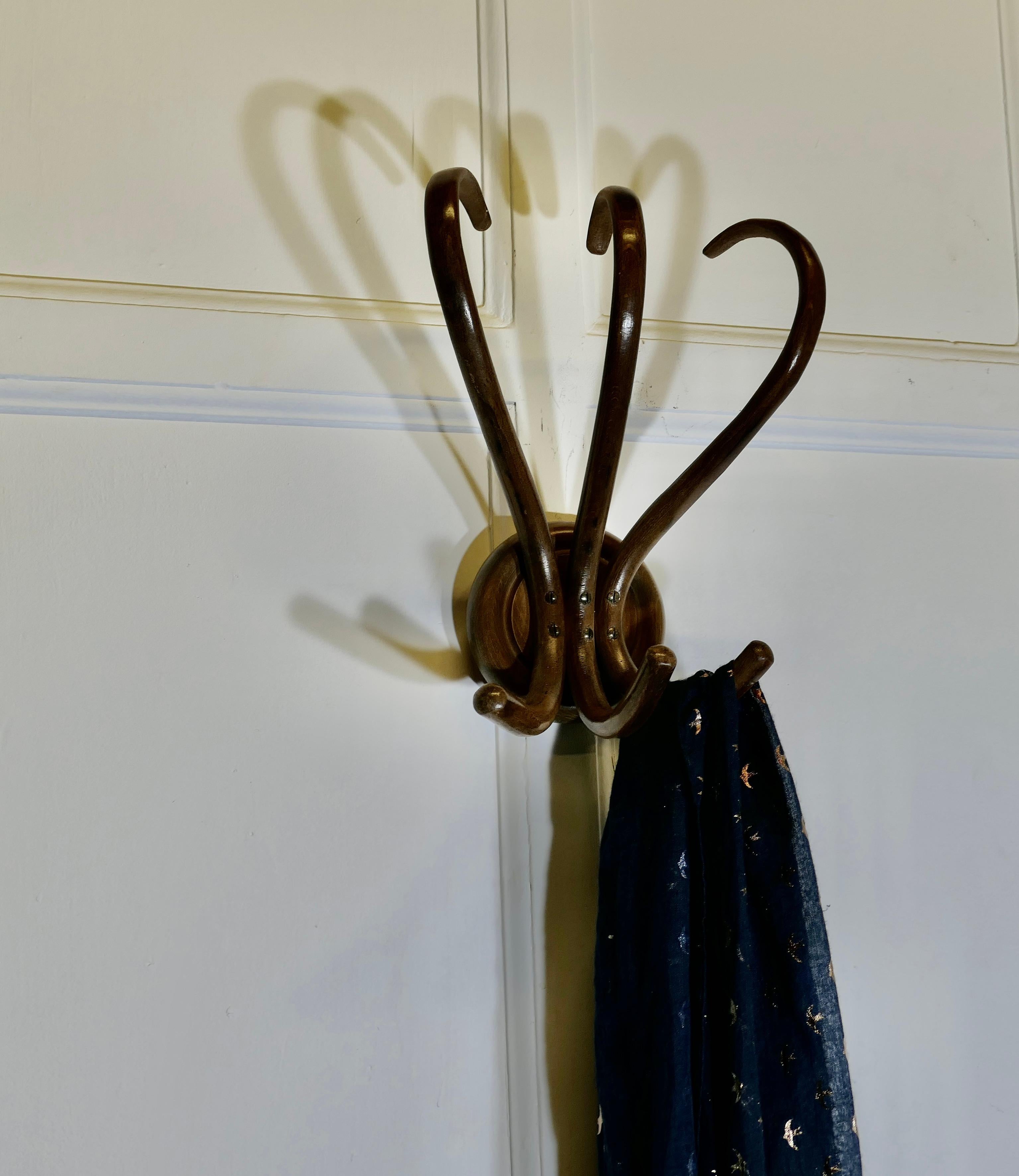 Début du 20ème siècle Porte-manteau mural en bois courbé Thonet du 19e siècle en vente
