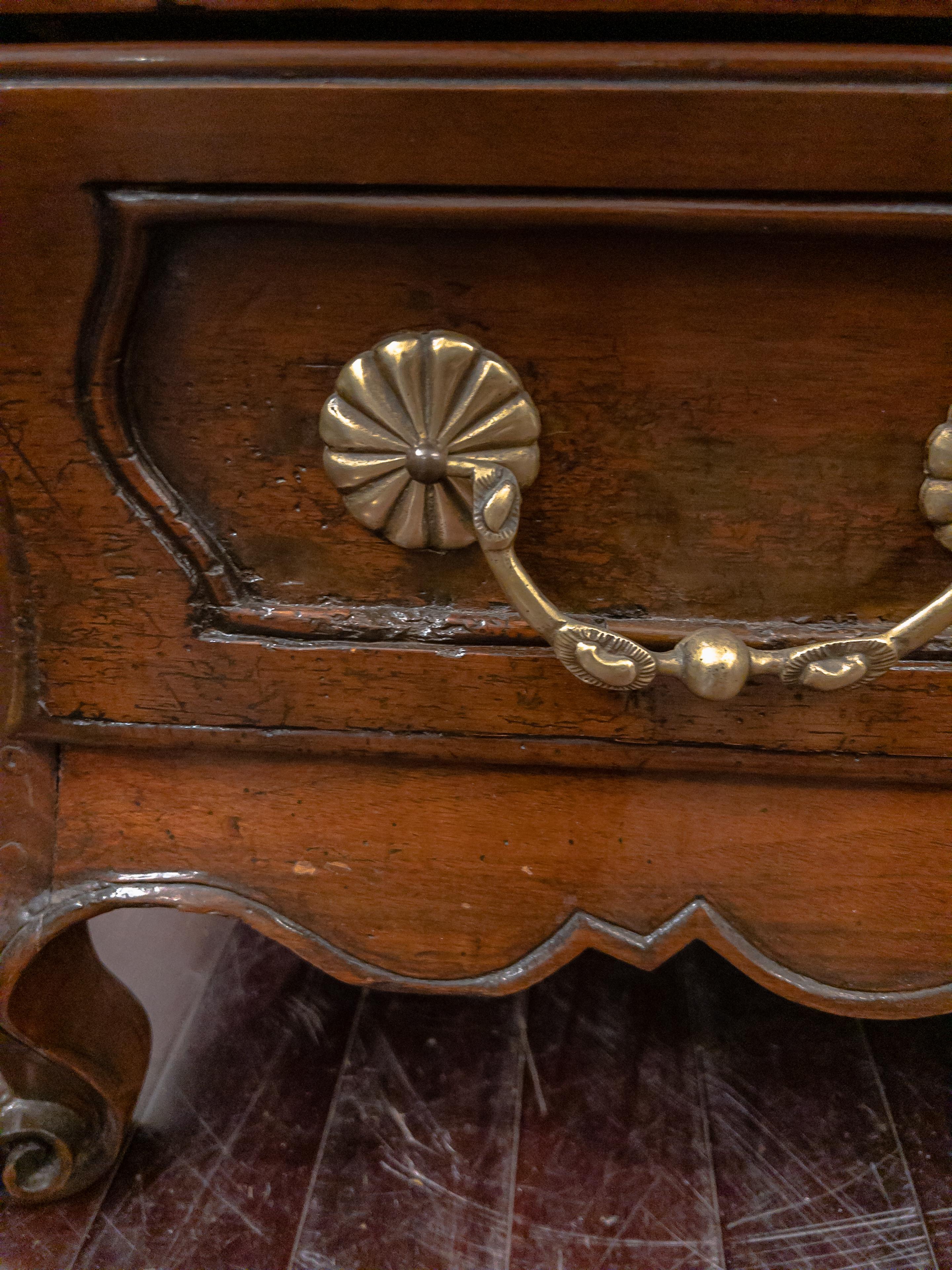 Commode provinciale à trois tiroirs du 19e siècle en vente 6
