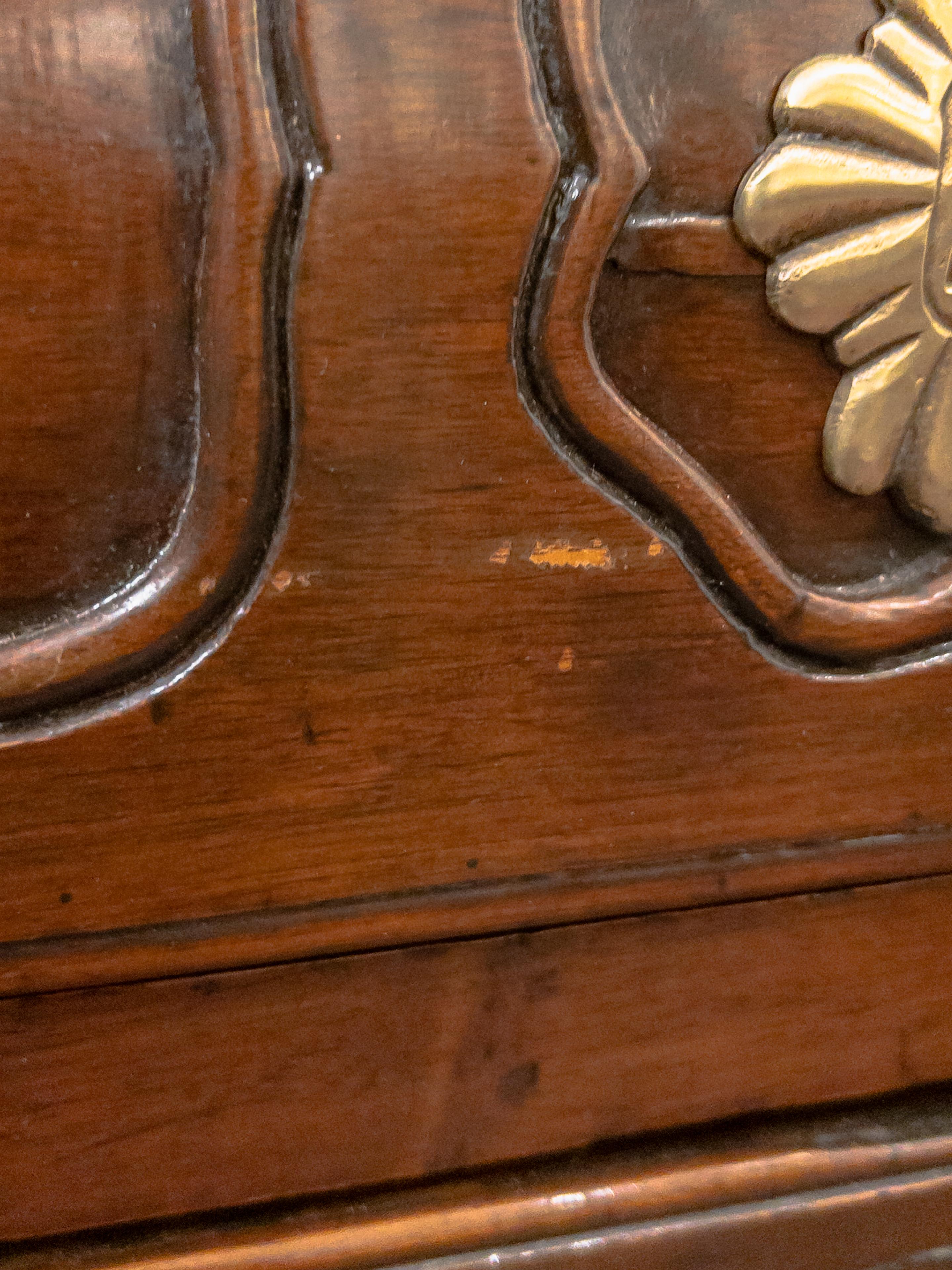 Commode provinciale à trois tiroirs du 19e siècle en vente 7