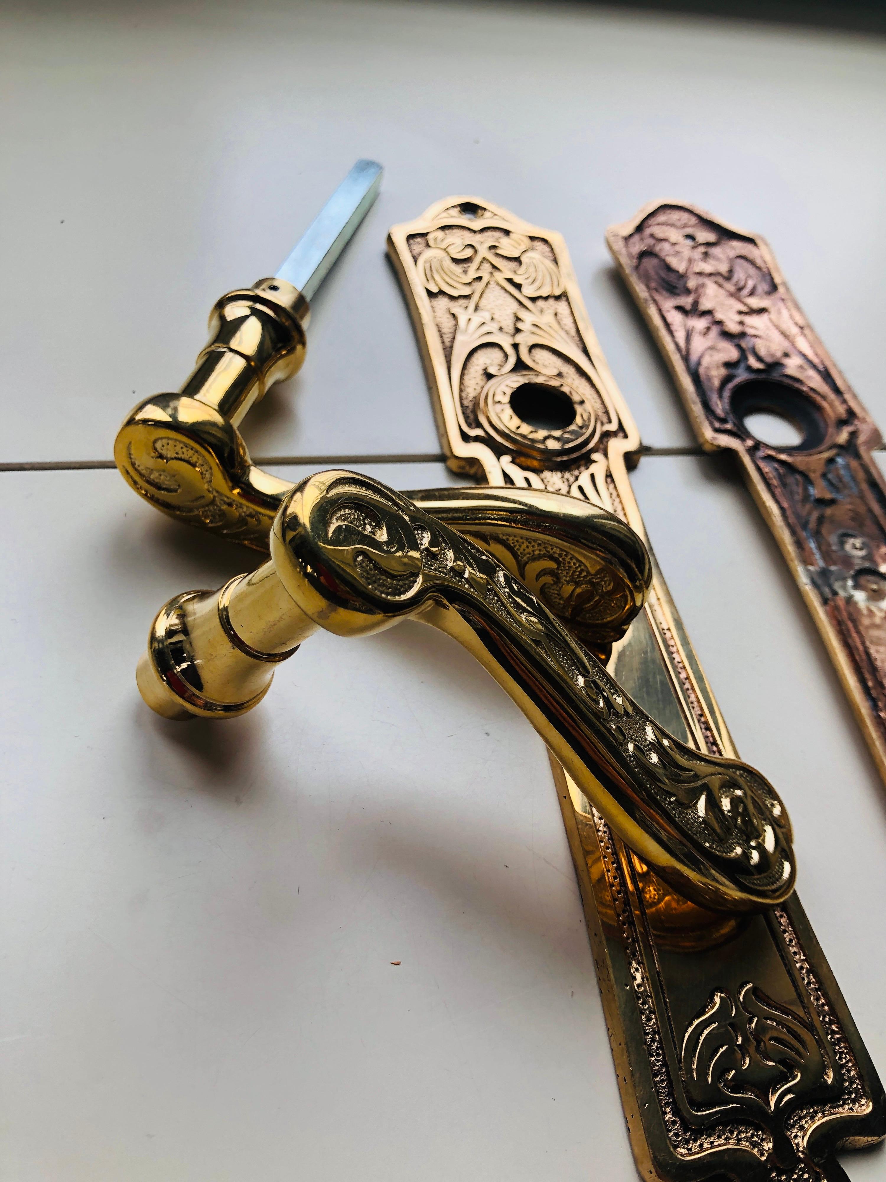 Francese Tre maniglie francesi del XIX secolo in ottone restaurato per porte classiche in vendita