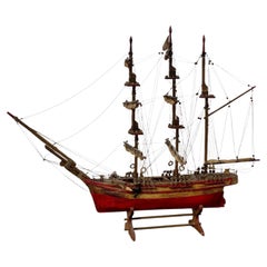 Dreibeiniges Segelbootmodell aus dem 19. Jahrhundert