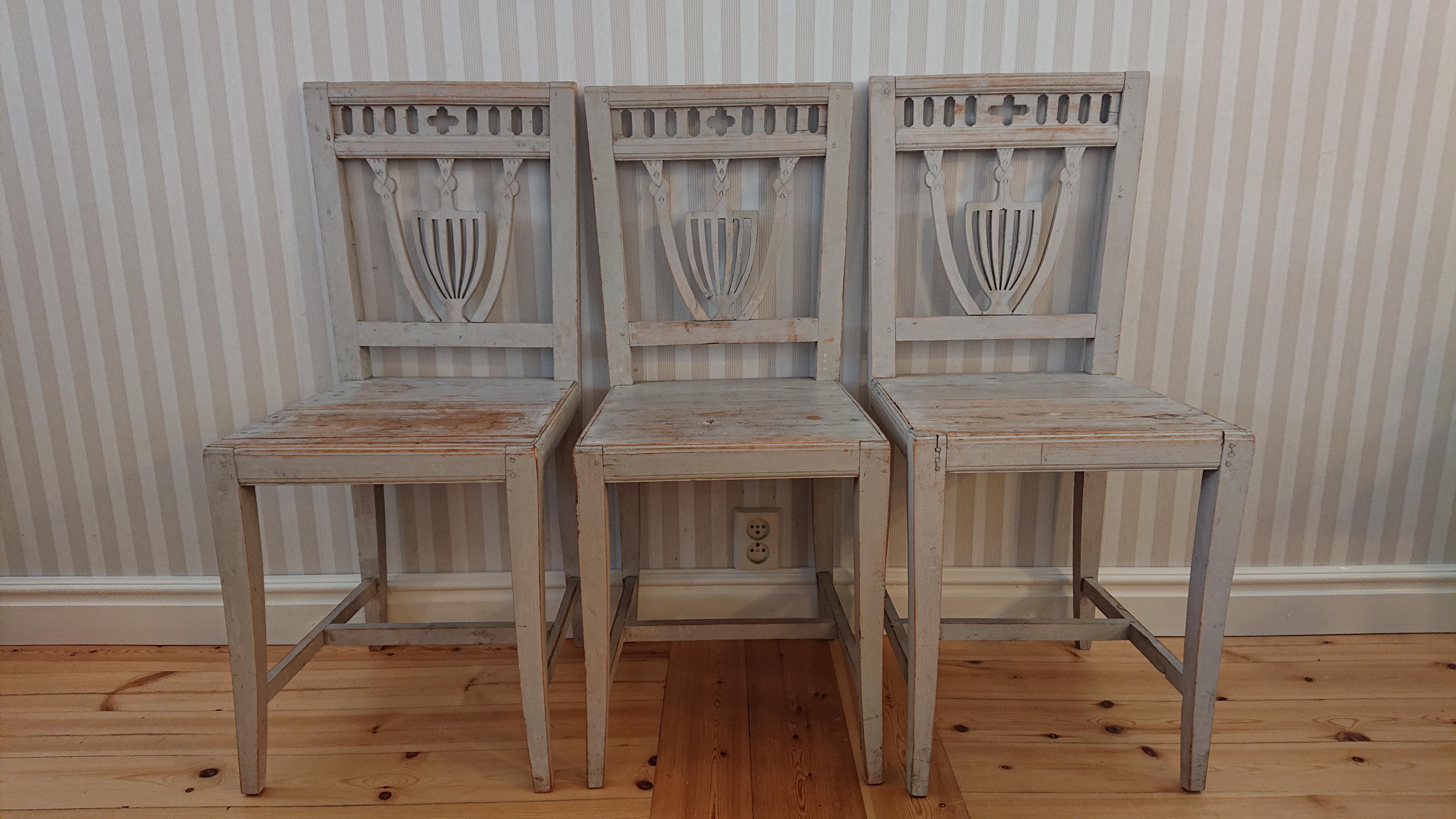 19th Century three Swedish Gustavian chairs with untouched originalpaint from Boden Norrbotten,Northern Sweden.
Pleasent charming model with unusually fine hand carved urn in the back and nice patina.
Made in painted pine.