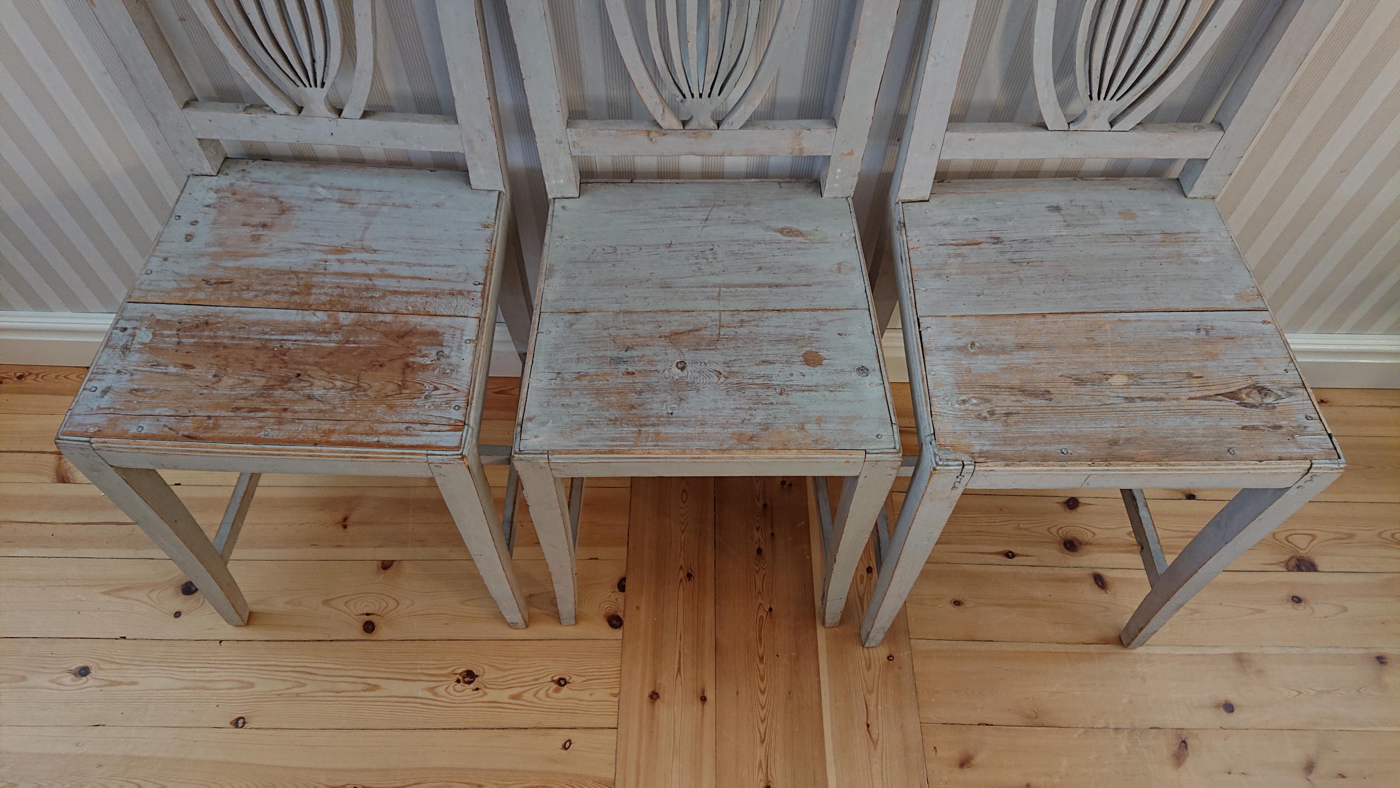 19th Century Three Swedish Gustavian Chairs with Untouched Originalpaint In Good Condition For Sale In Boden, SE