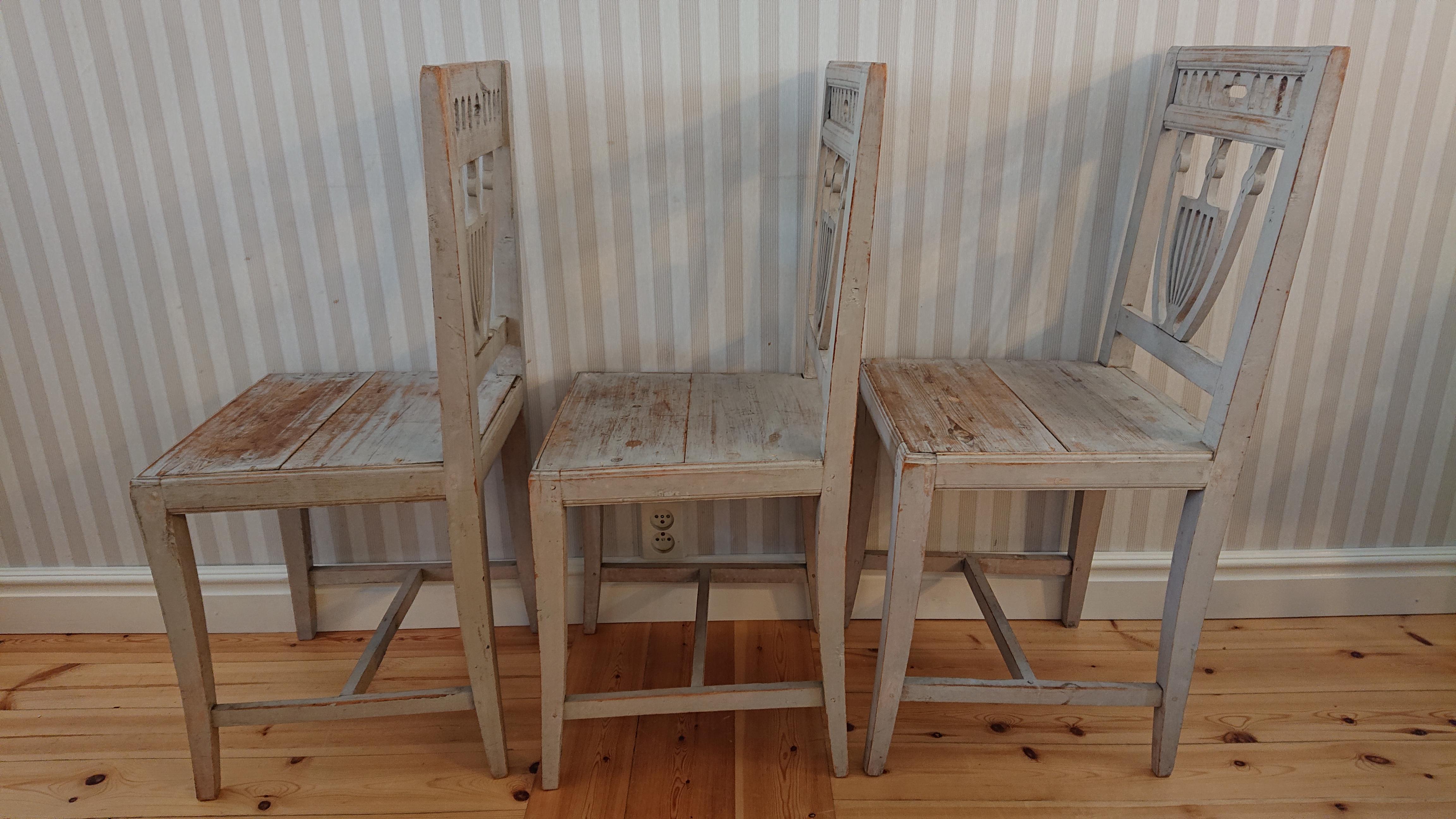 19th Century Three Swedish Gustavian Chairs with Untouched Originalpaint For Sale 1