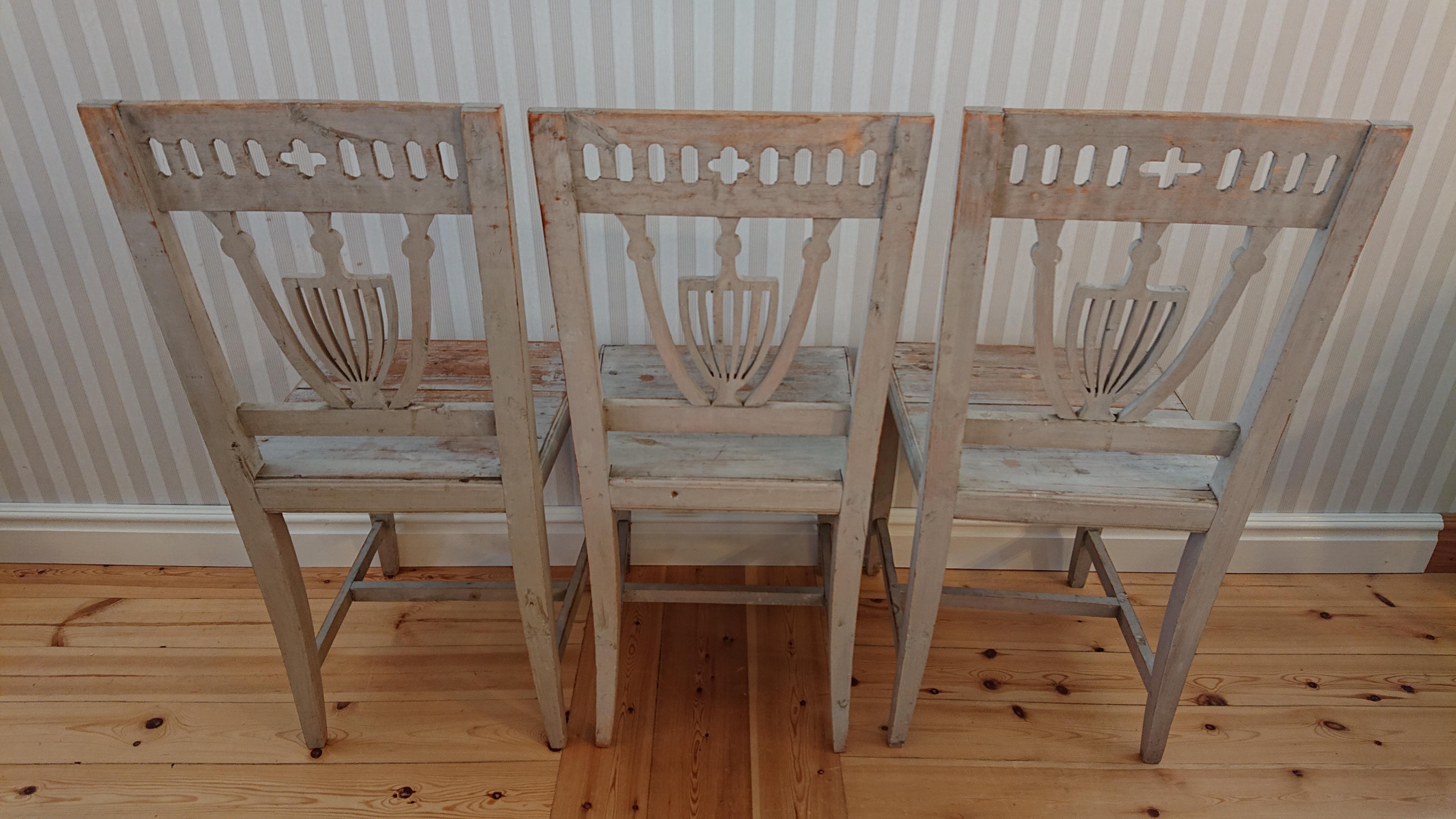 19th Century Three Swedish Gustavian Chairs with Untouched Originalpaint For Sale 2