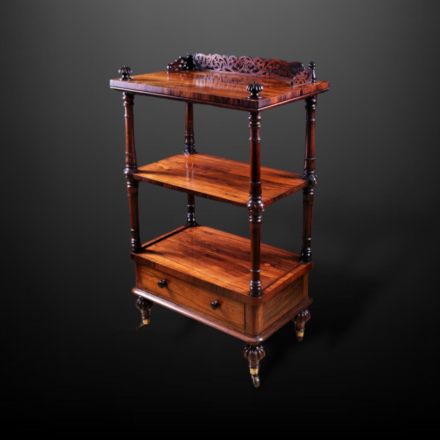 Traforo Etagere a tre piani in legno di palissandro fretcut Whatnot del XIX secolo in vendita
