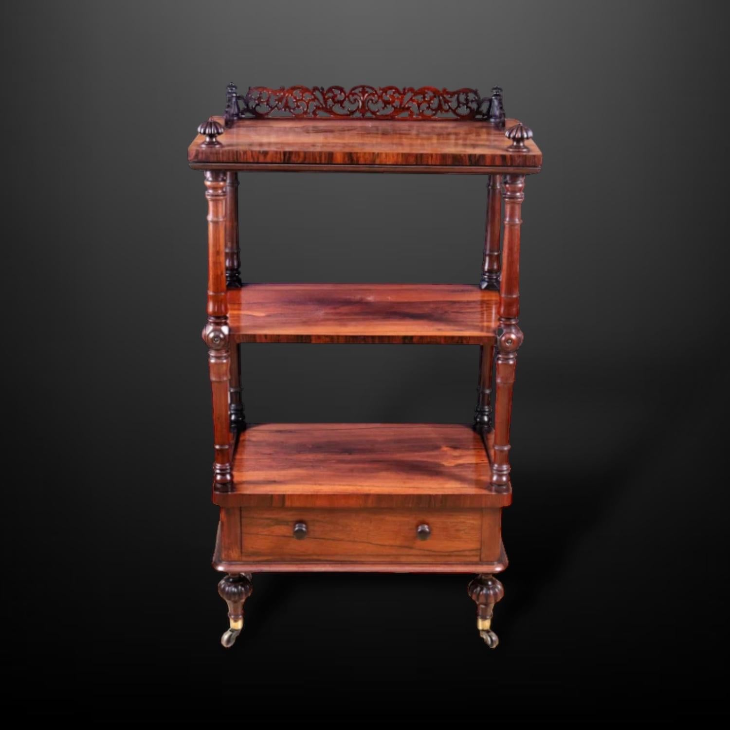 Etagere a tre piani in legno di palissandro fretcut Whatnot del XIX secolo In condizioni ottime in vendita a Reepham, GB