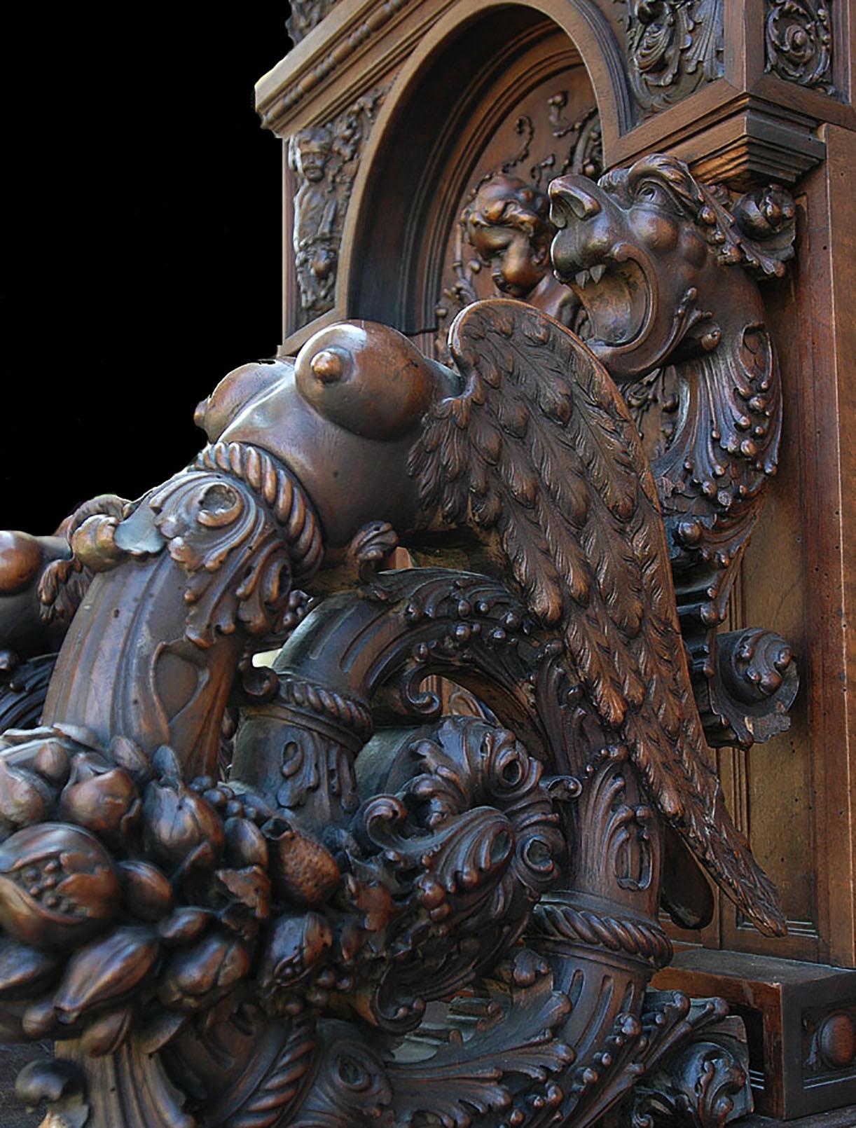 Mitte des 19. Jahrhunderts, Aufwendig geschnitzter Museumsthronsessel von Luigi Frullini. 
Zum Zeitpunkt des Kaufs wurde uns gesagt, dass es aus einem sehr großen Schloss in Newport Rhode Island stammt und von dem berühmten Künstler Luigi Frullini