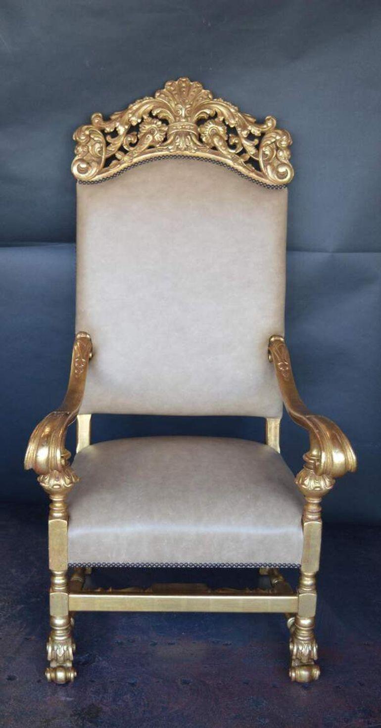 Sedia da trono italiana del XIX secolo. Gilda dell'acqua con oro a 22 carati. Pelle nuova.