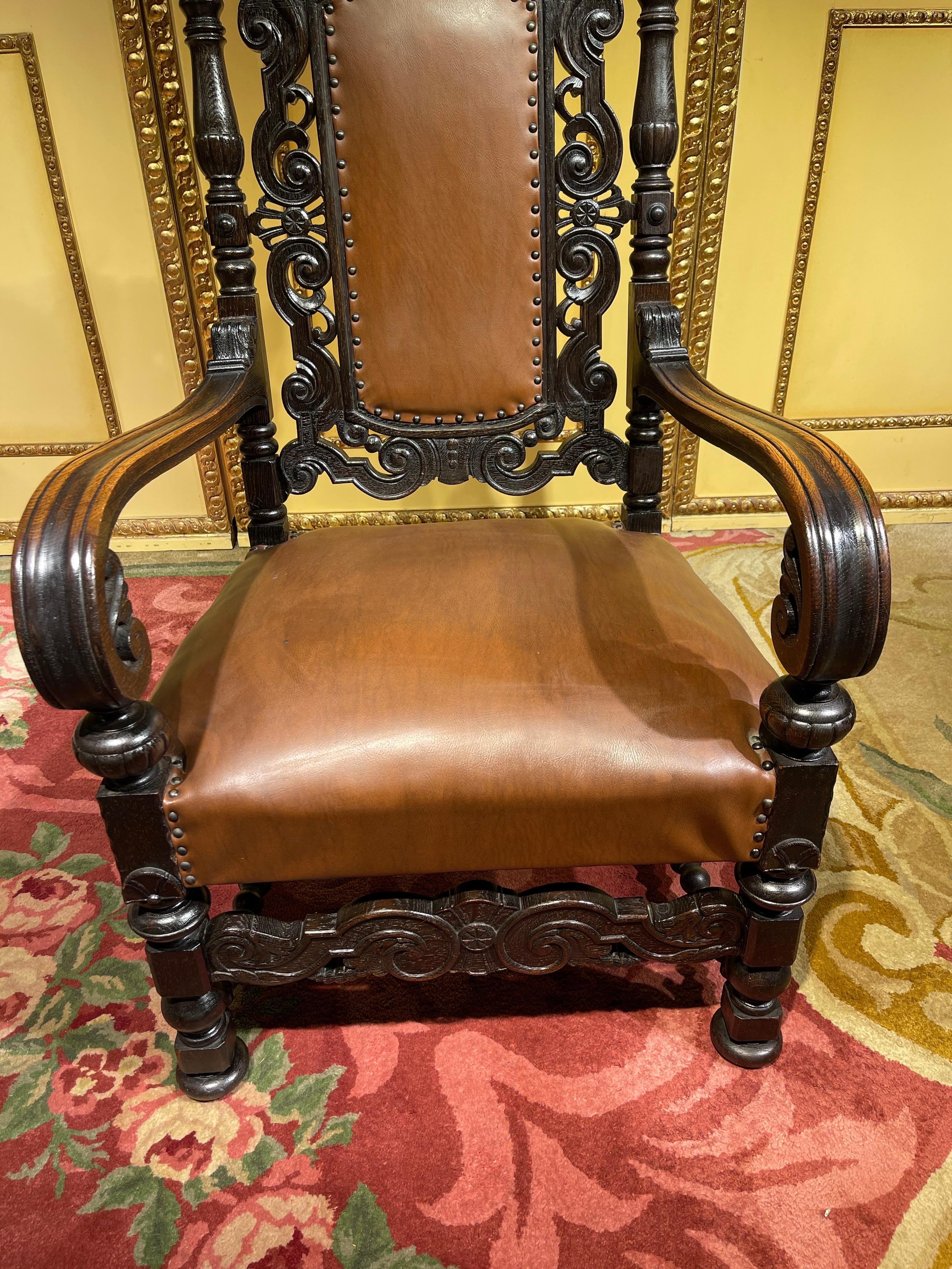 Sculpté à la main Chaise trône du 19ème siècle, Historicisme vers 1880, chêne en vente