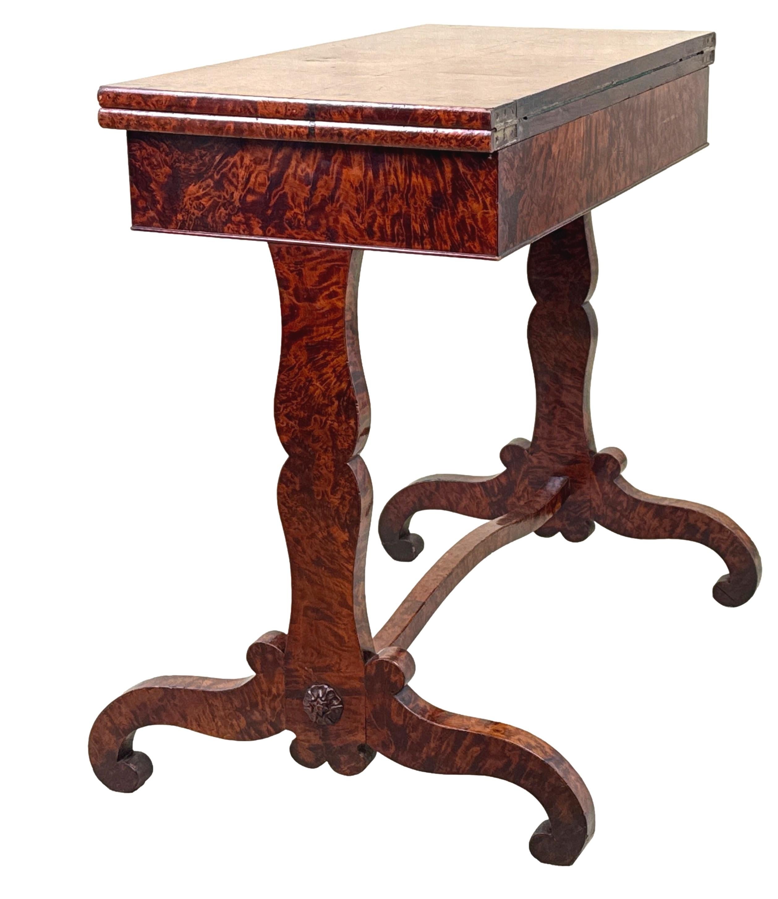 Eine äußerst ungewöhnliche Mitte des 19. Jahrhunderts Thuya Holz furniert rechteckigen Kartentisch, Beibehaltung gute Farbe und Oberfläche im gesamten, mit superbly Figured rechteckigen Foldover Top, Drehen zu offenbaren Lagerung gut und alt