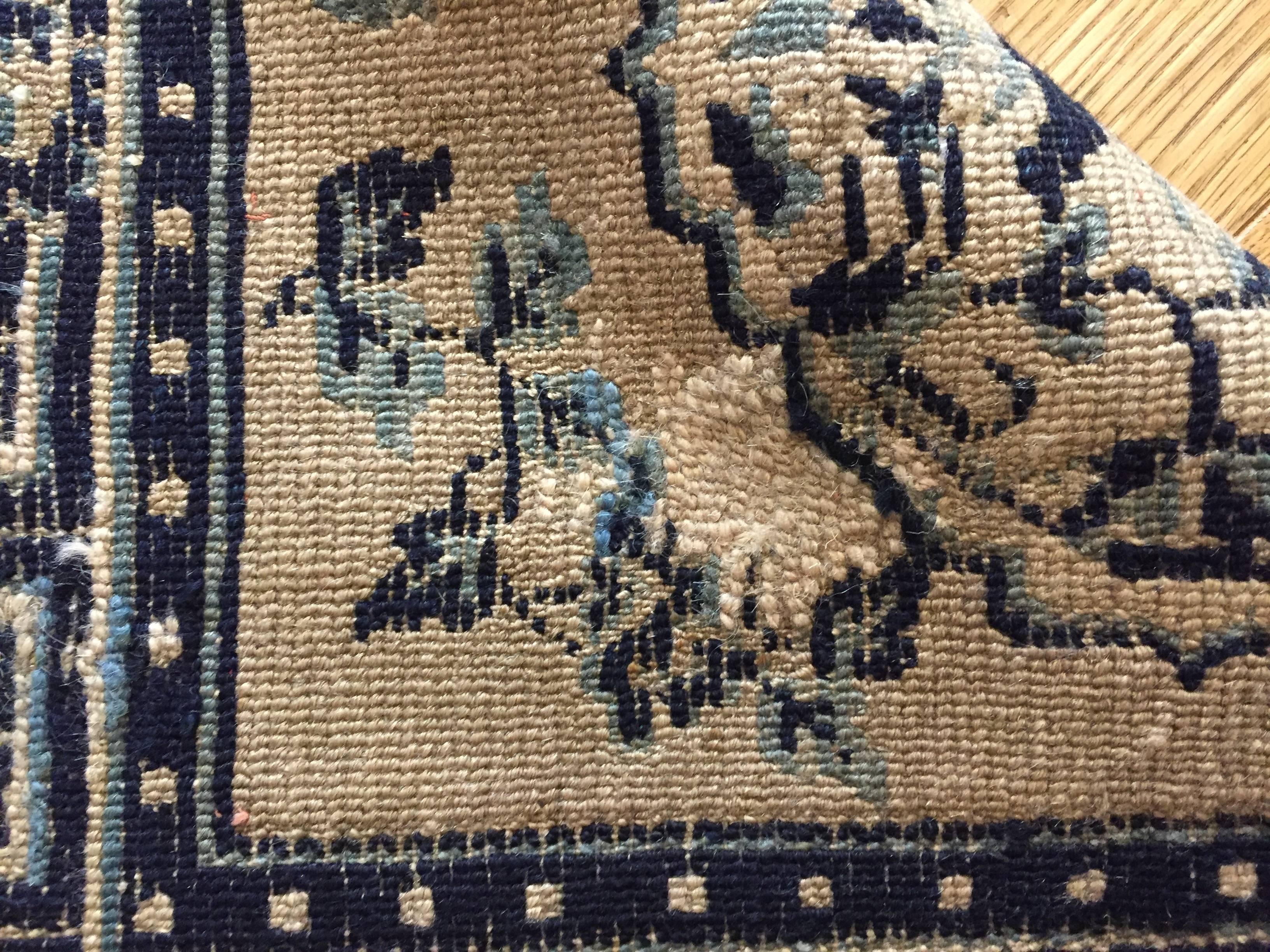Tapis tibétain du 19ème siècle en laine bleue et blanche, noué à la main, décoré de chants de Tang en vente 3