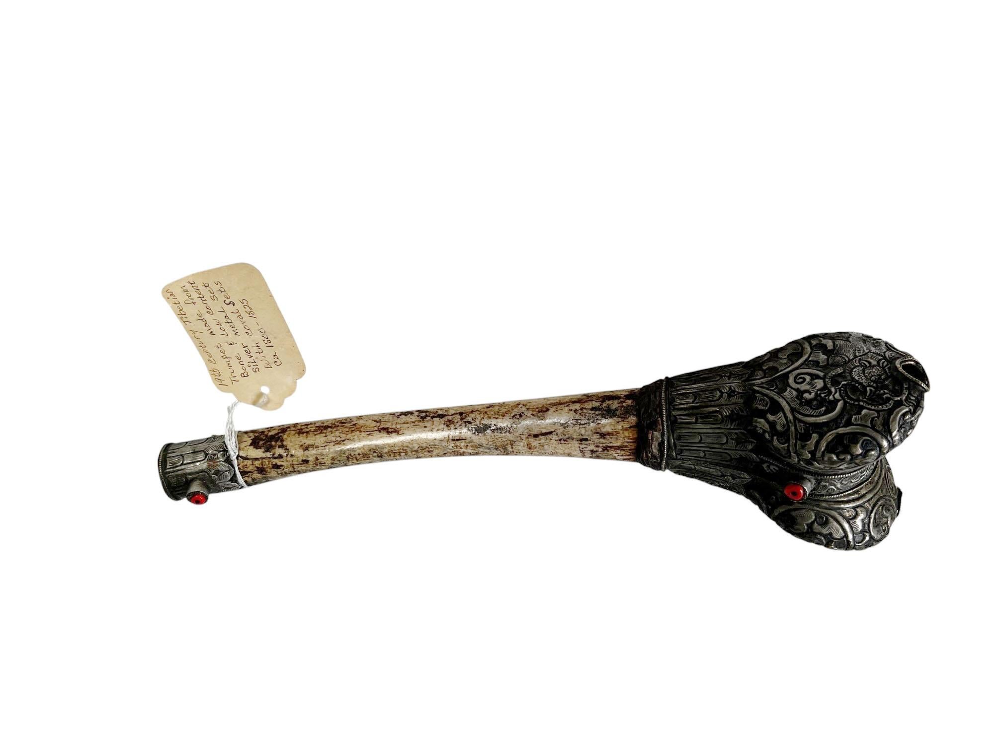 Cinese Tromba tibetana in osso del XIX secolo con montature in argento e corallo in vendita