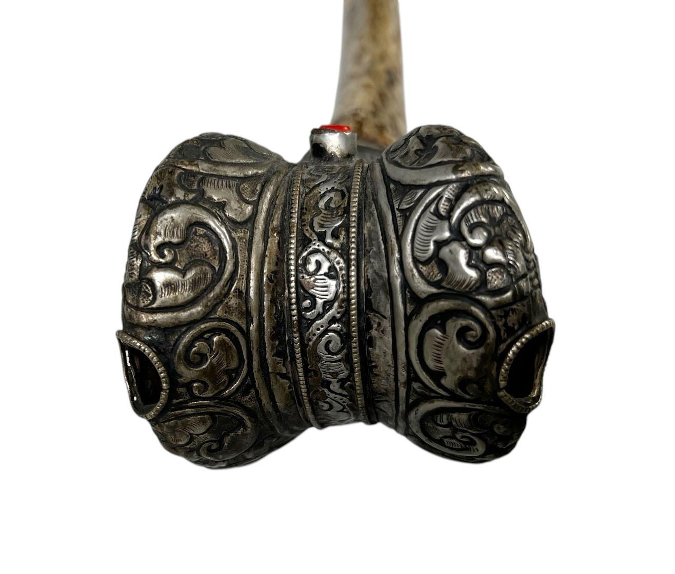 Tromba tibetana in osso del XIX secolo con montature in argento e corallo In condizioni buone in vendita a Dallas, TX