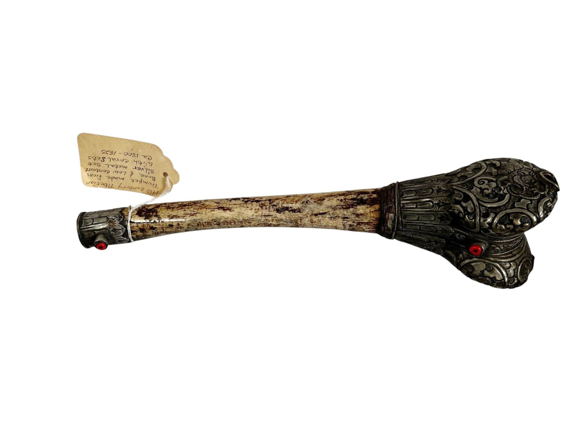Fine XIX secolo Tromba tibetana in osso del XIX secolo con montature in argento e corallo in vendita