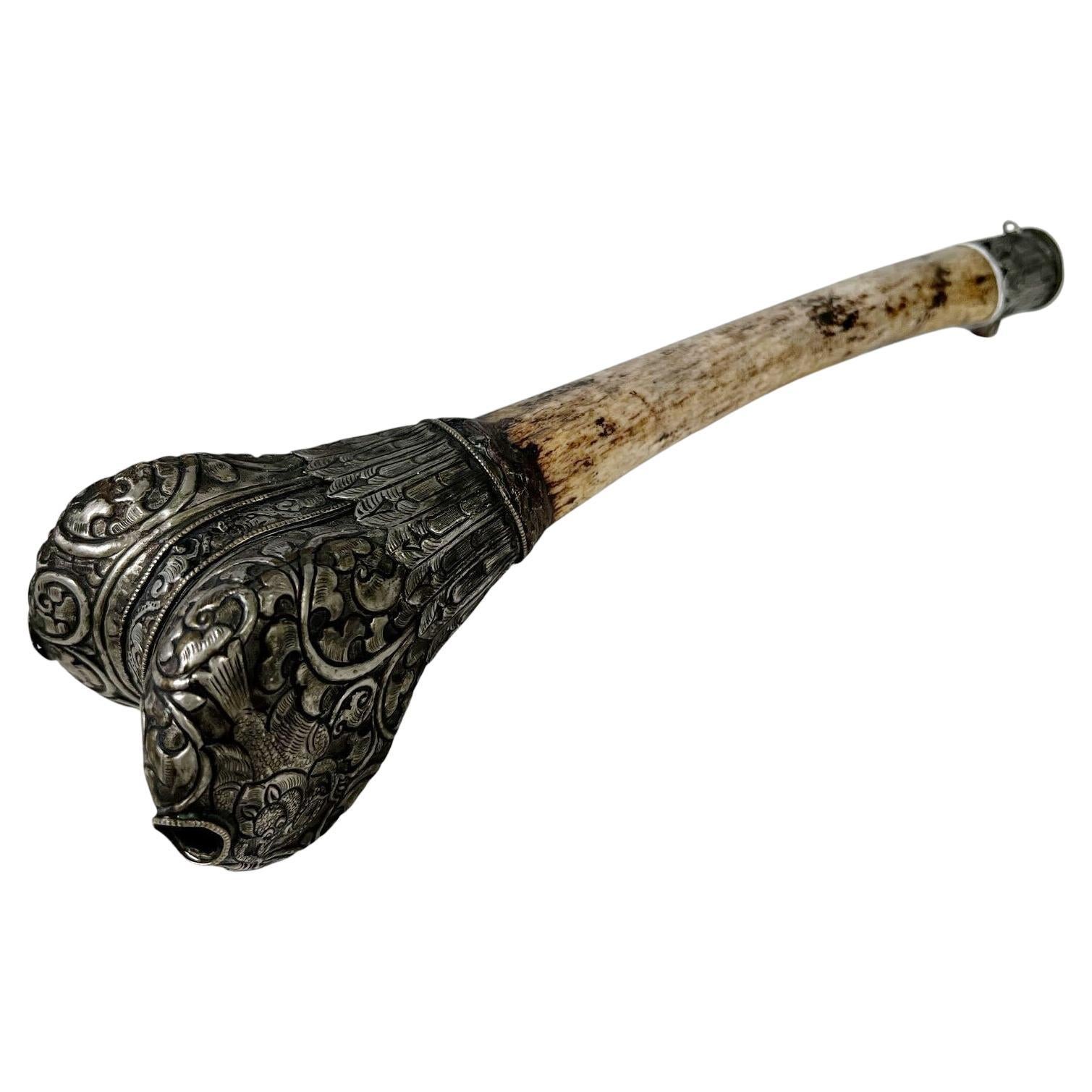 Tromba tibetana in osso del XIX secolo con montature in argento e corallo in vendita