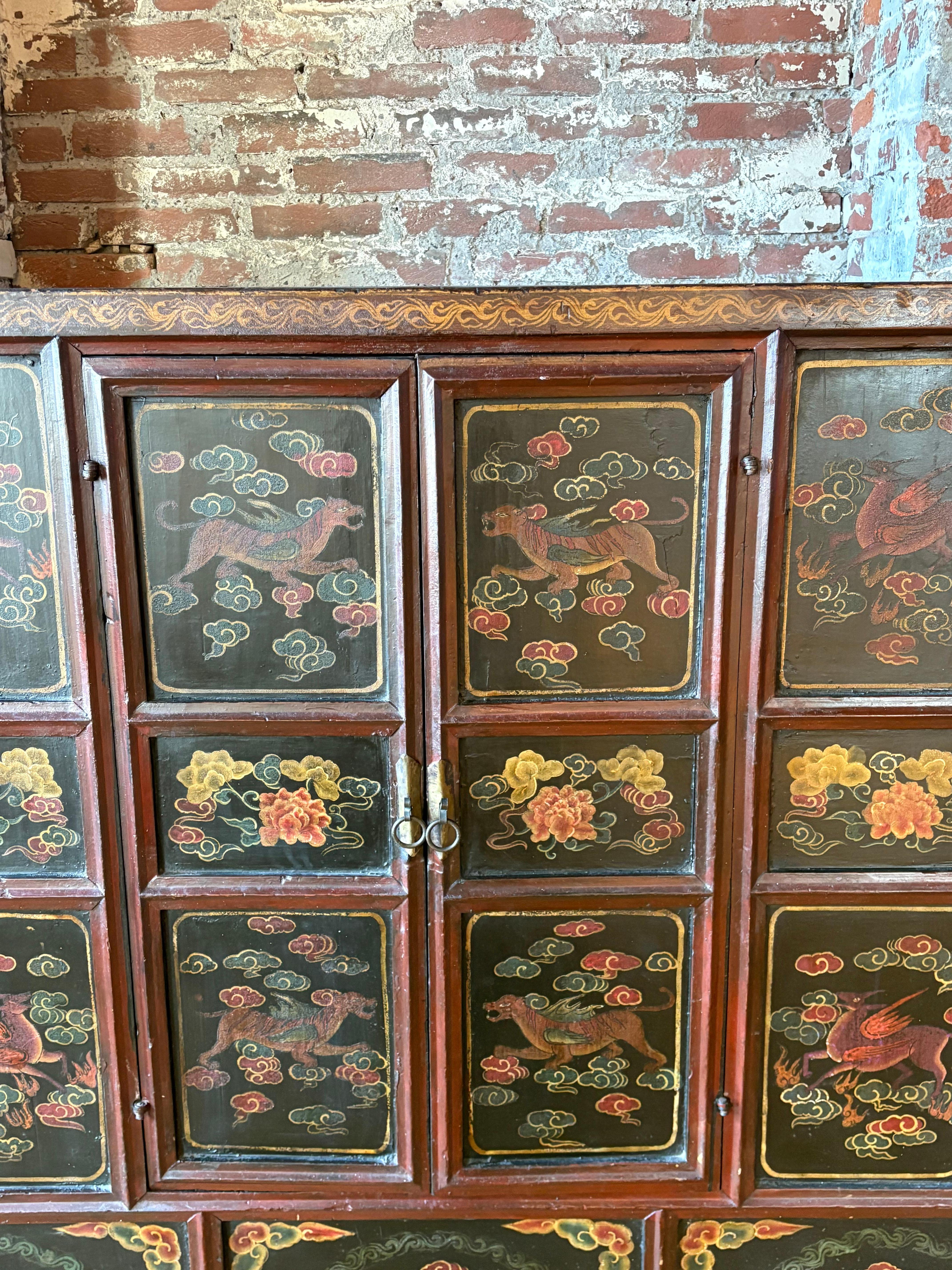 Très belle armoire tibétaine du XIXe siècle, avec des détails peints à la main.


Bon état vintage. 
Expédié de Philadelphie. 
