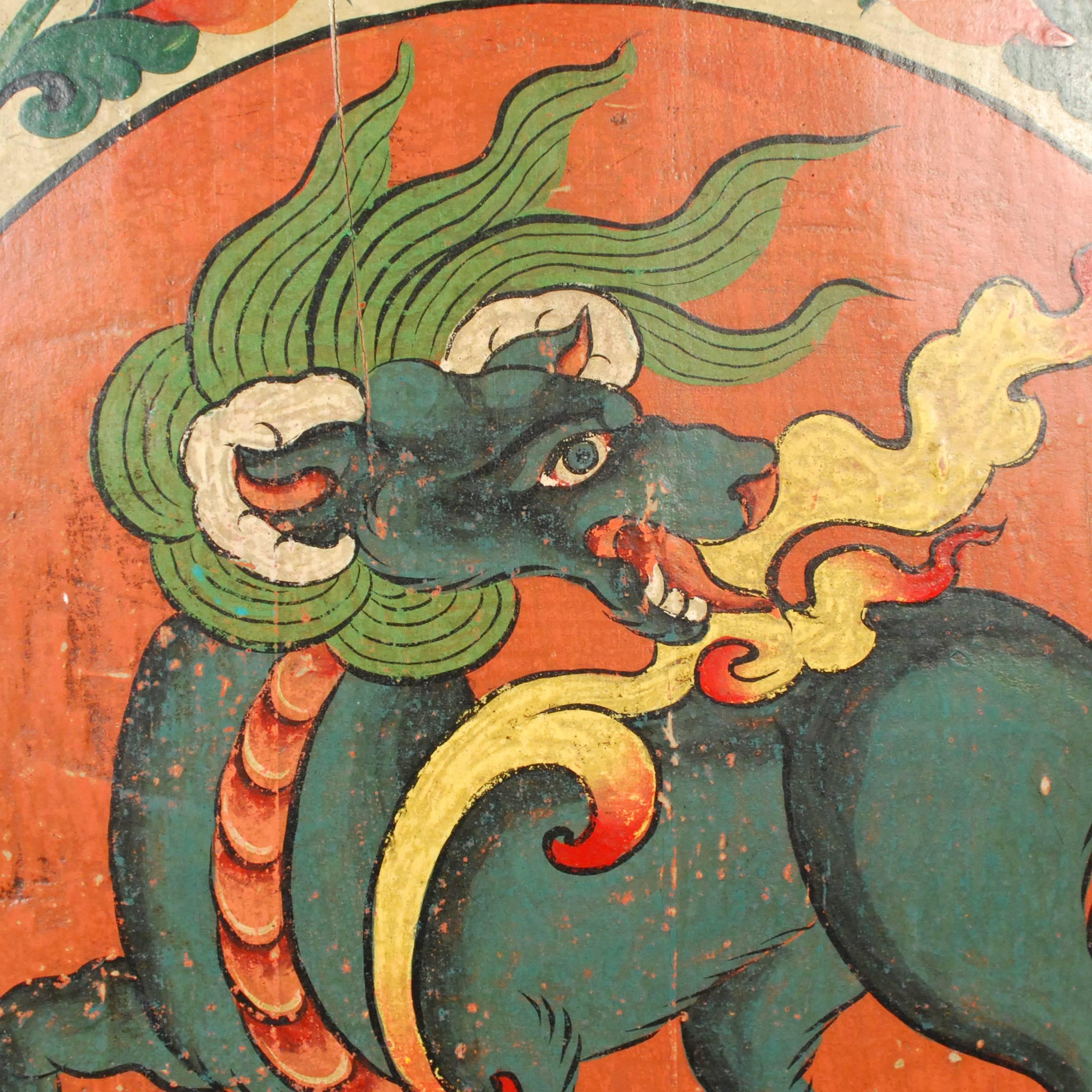 Avec ses couleurs toujours aussi vives:: ce panneau de bois peint du XIXe siècle provenant du Tibet élève la chèvre ordinaire au rang de symbole puissant. Fournissant de la viande et une fourrure chaude aux habitants de cette région souvent