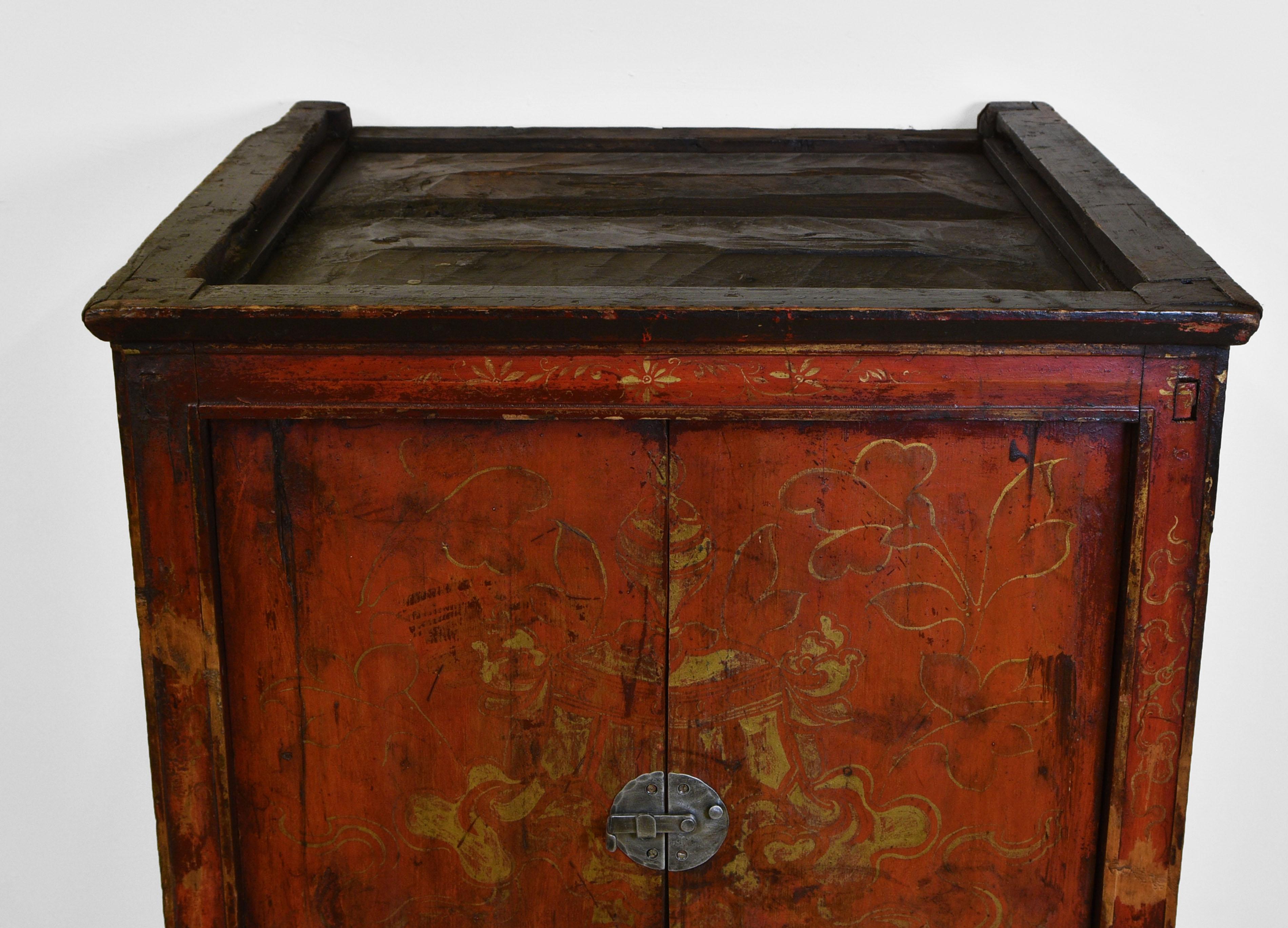 19th Century Tibetan Painted Red Cupboard Cabinet In Good Condition For Sale In Norwich, GB